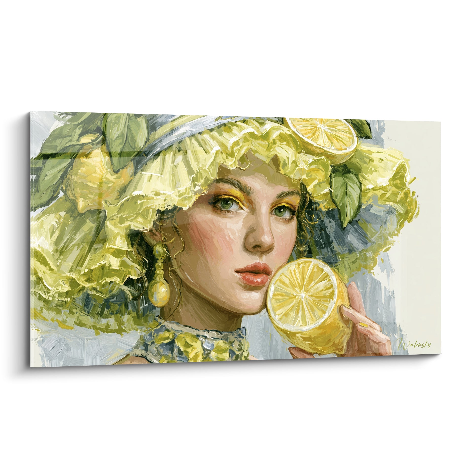 Portrait féminin en chapeau jaune et vert tenant une tranche de citron près du visage