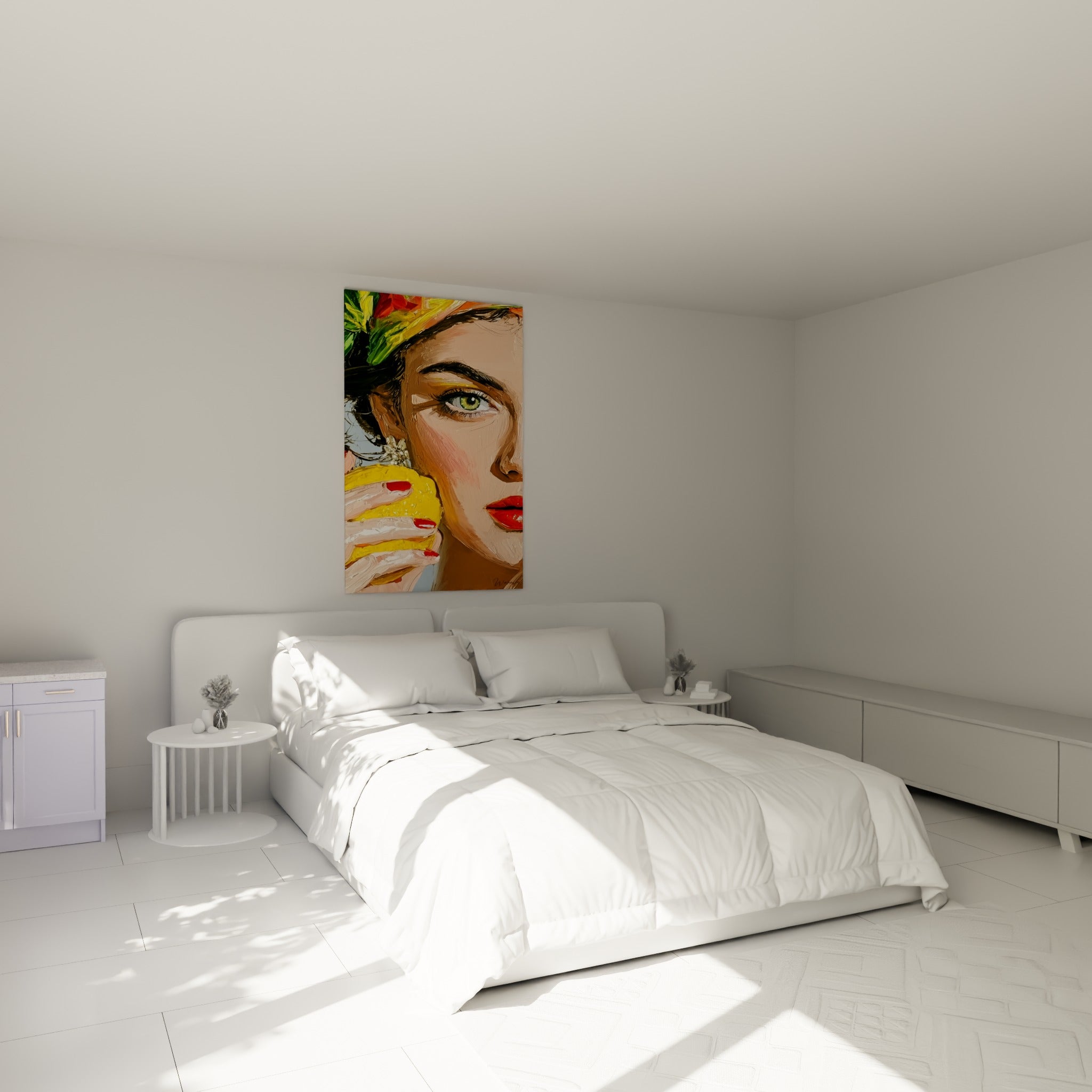 Visage féminin aux yeux verts et citron jaune vif, accroché au-dessus d'un lit dans une chambre claire