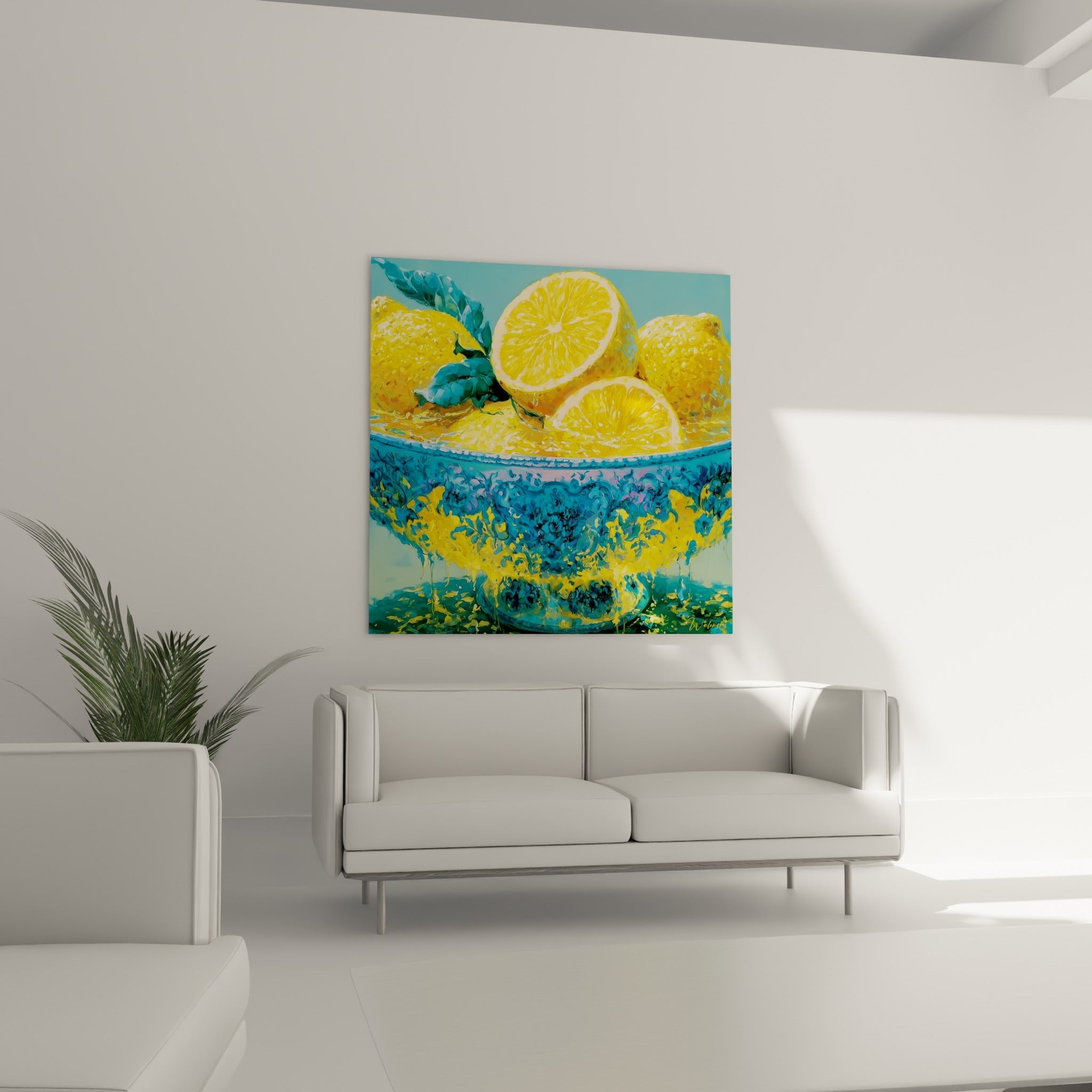 Fruits jaunes coupés et feuille verte dans une coupelle bleue ornée, au-dessus d'un canapé dans un salon lumineux