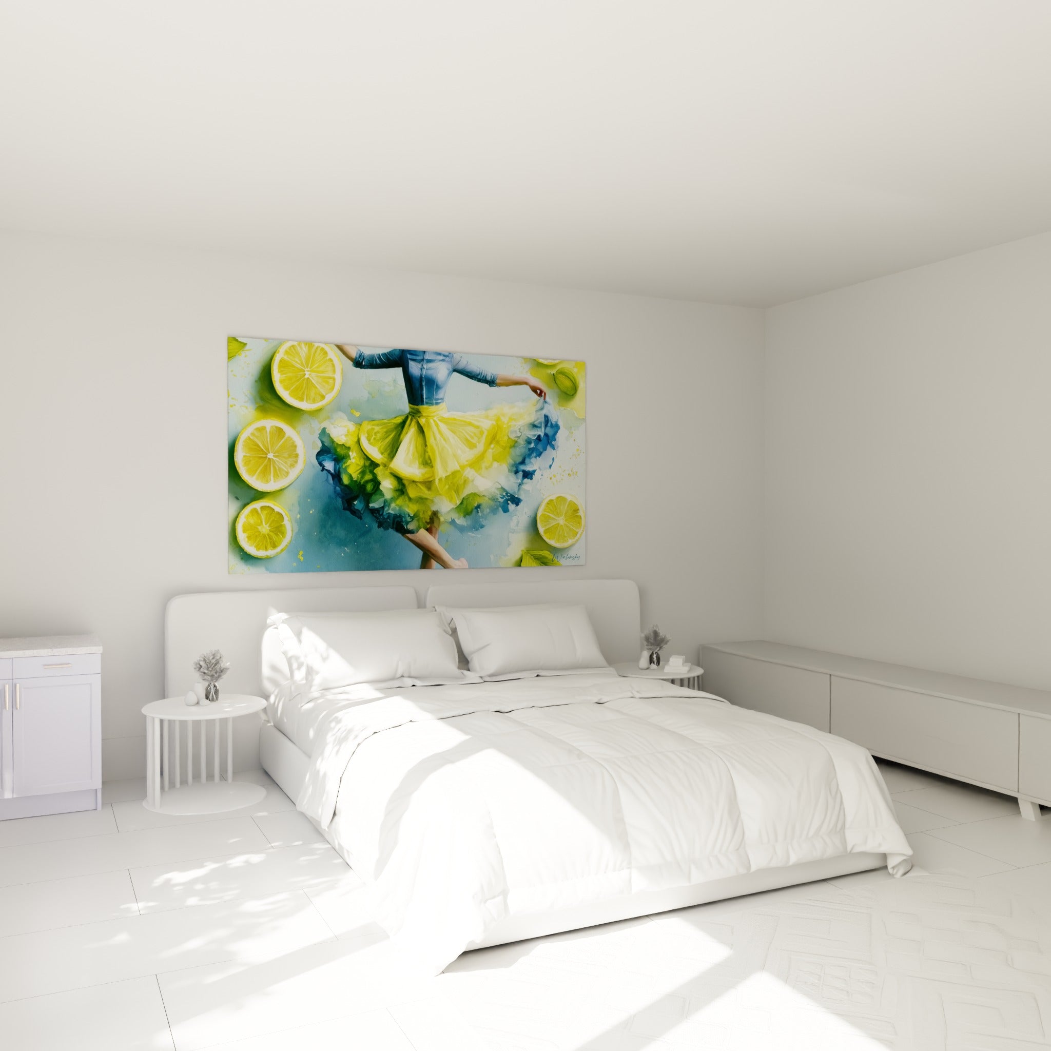 Silhouette en jupe jaune vif et chemisier bleu jean, accrochée au-dessus d'un lit dans une chambre claire