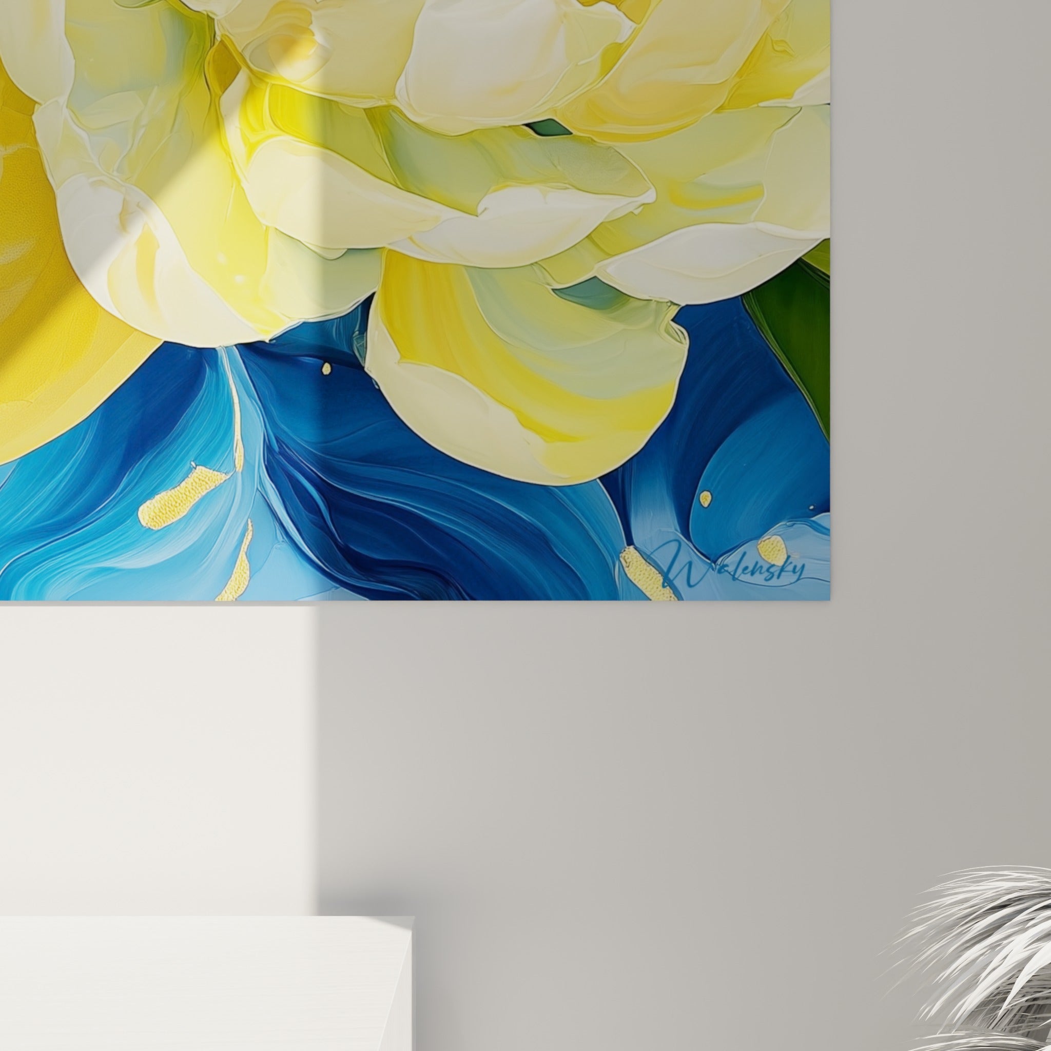 Empâtements dorés et jaunes se mêlant au bleu marine, révélant le grain épais de la peinture florale