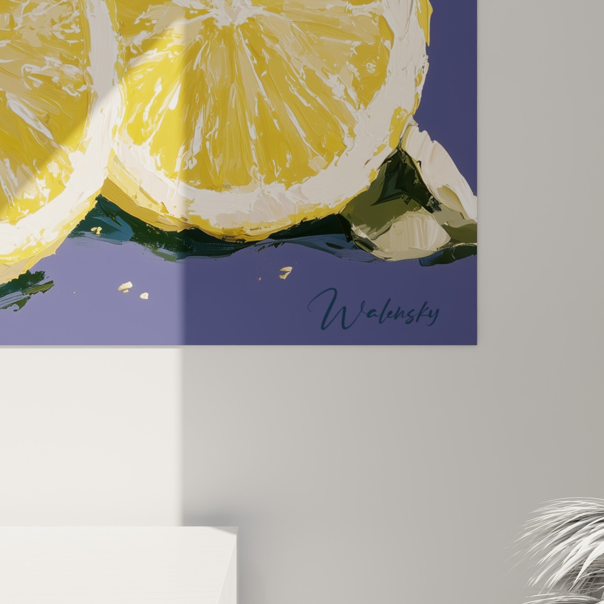 Empâtements jaunes et blancs de la chair du citron tranché, coulures de peinture sur fond bleu profond