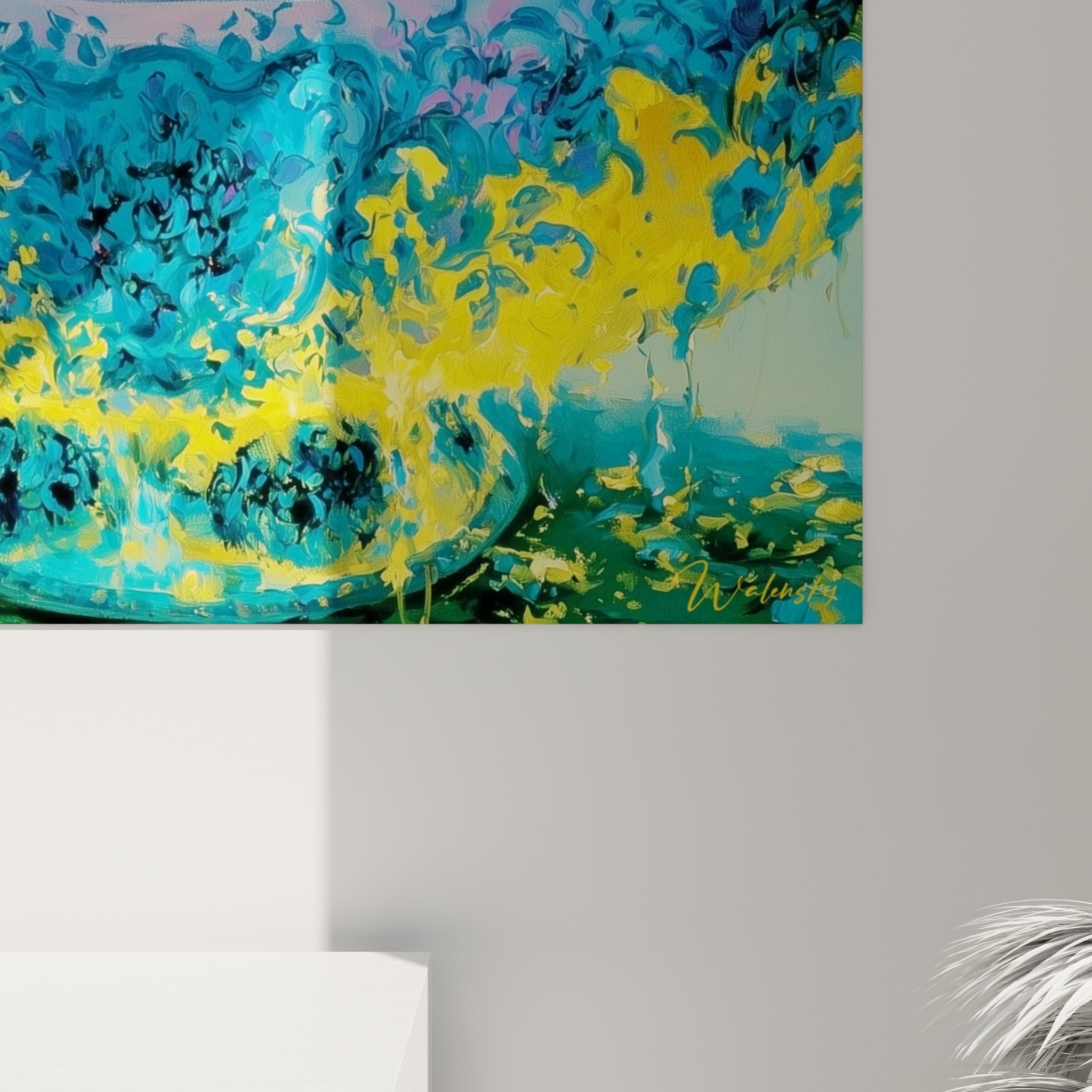 Empâtements jaunes et bleus visibles de près, texture épaisse du jus et des motifs de la coupelle en céramique
