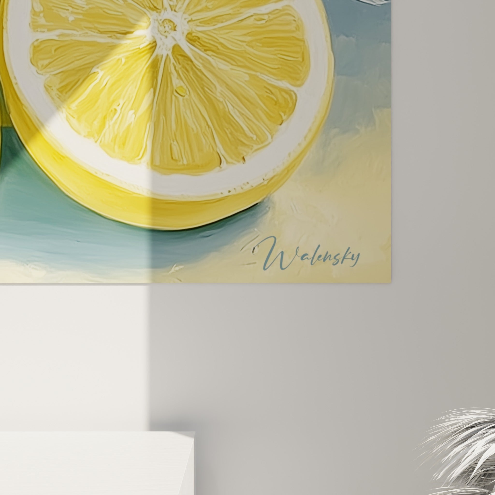 Pulpe jaune détaillée et écorce blanche du citron, empâtements visibles et touches bleu grisé en gros plan