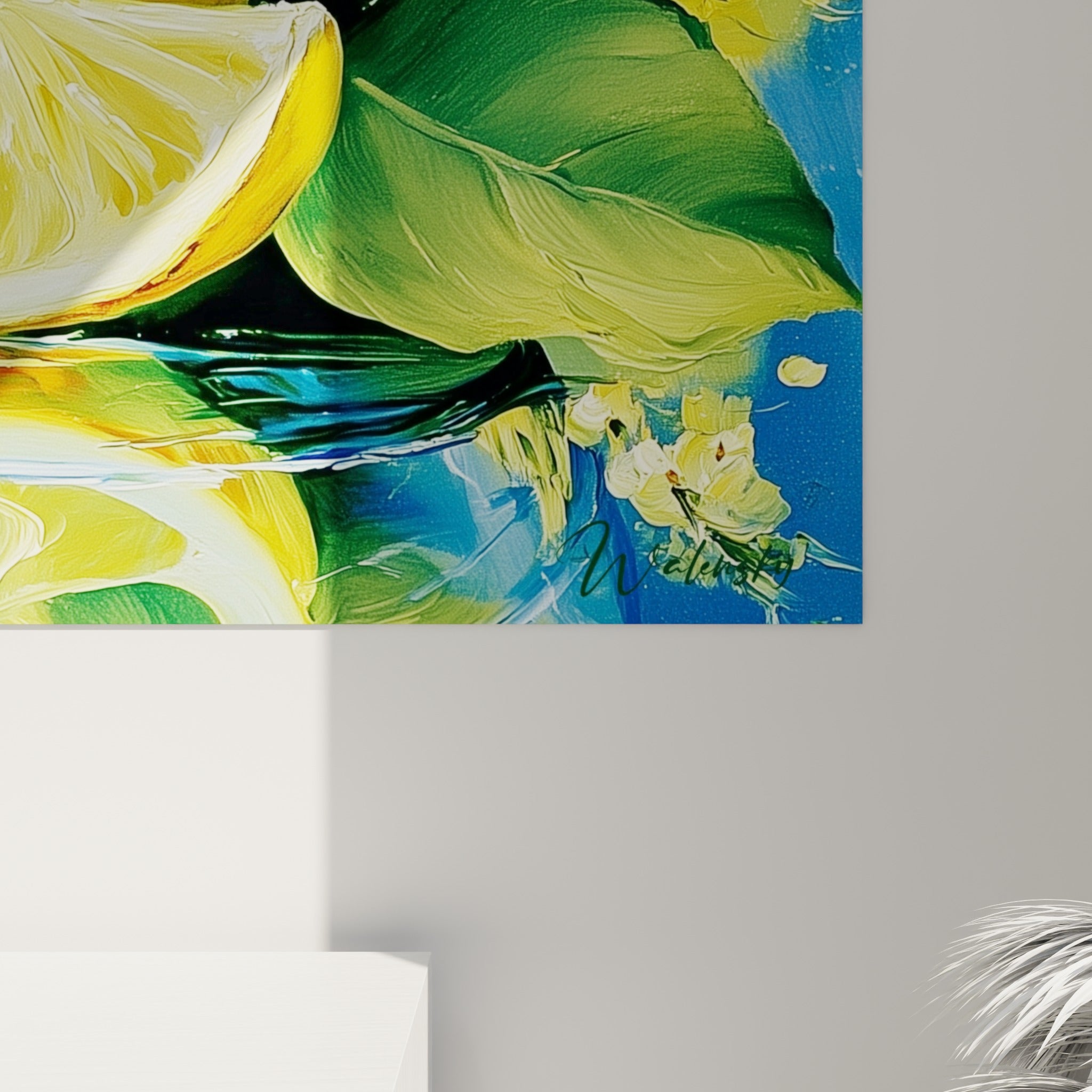 Empâtements de peinture jaune et orange, coulures bleu marine et grain texturé sur la toile