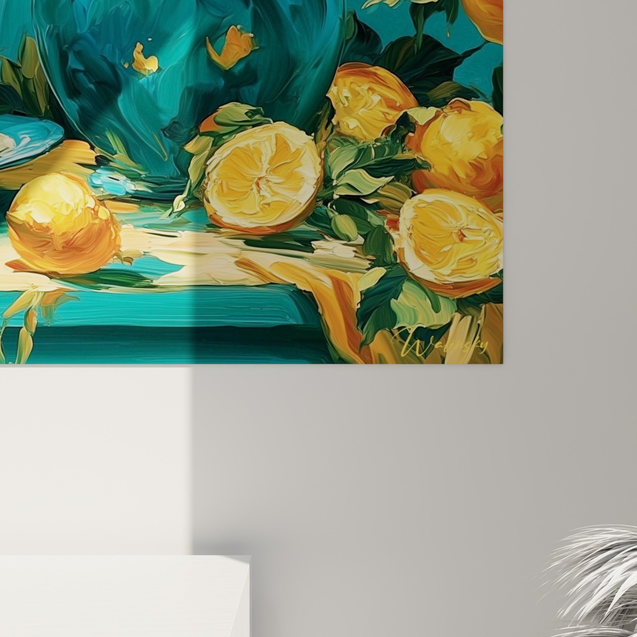 Empâtements orange et jaune sur écorce de citron peinte, coulures bleu profond visibles de près