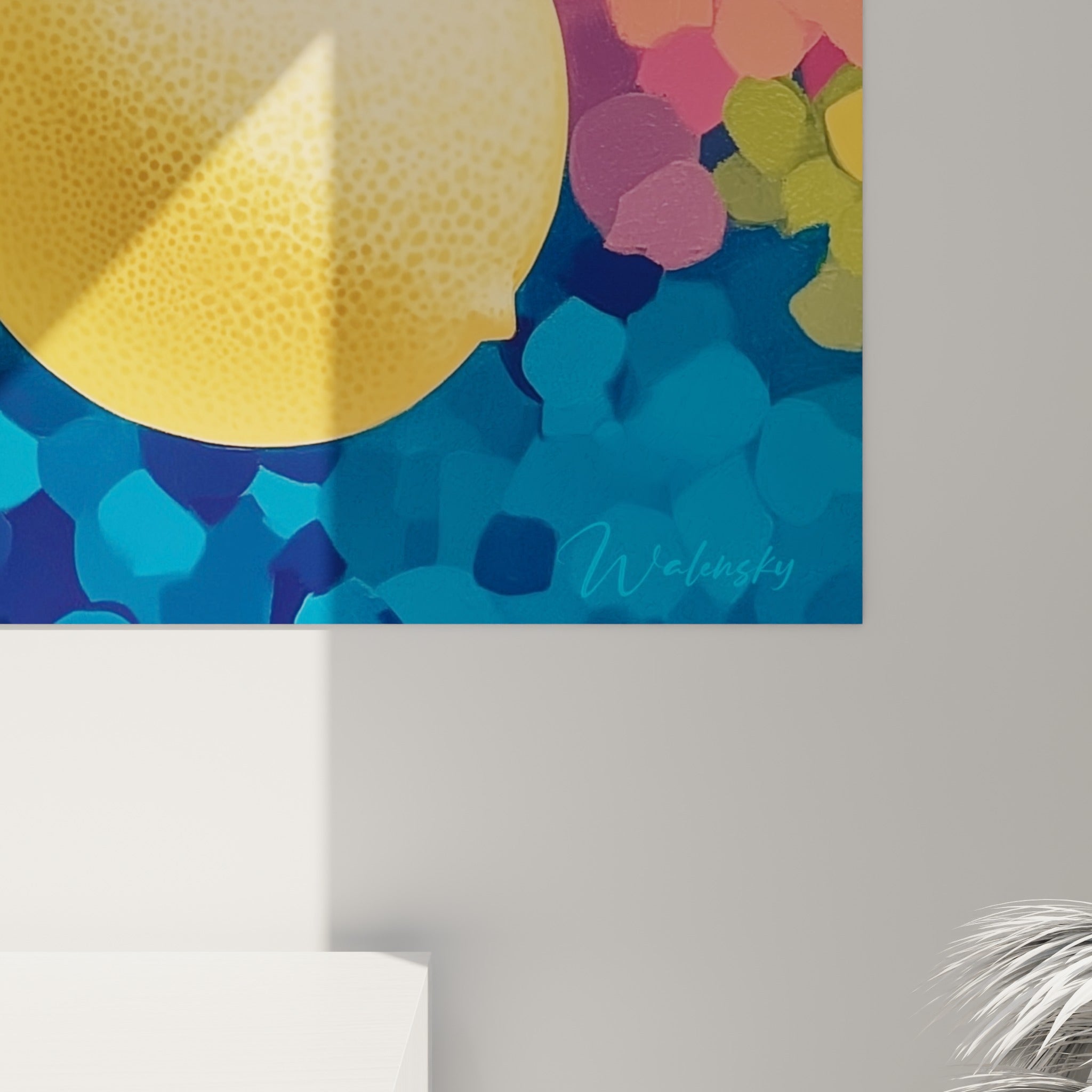 Peau grenue des citrons jaunes et touches de peinture rose et bleue visibles en gros plan sur la toile