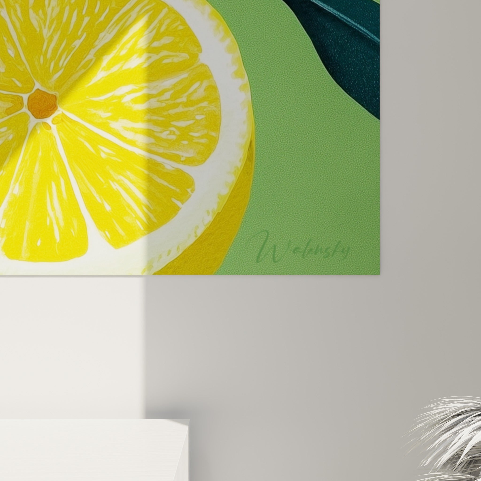 Grain et texture de la peau du citron jaune, coulures vertes et détails des fleurs blanches en gros plan