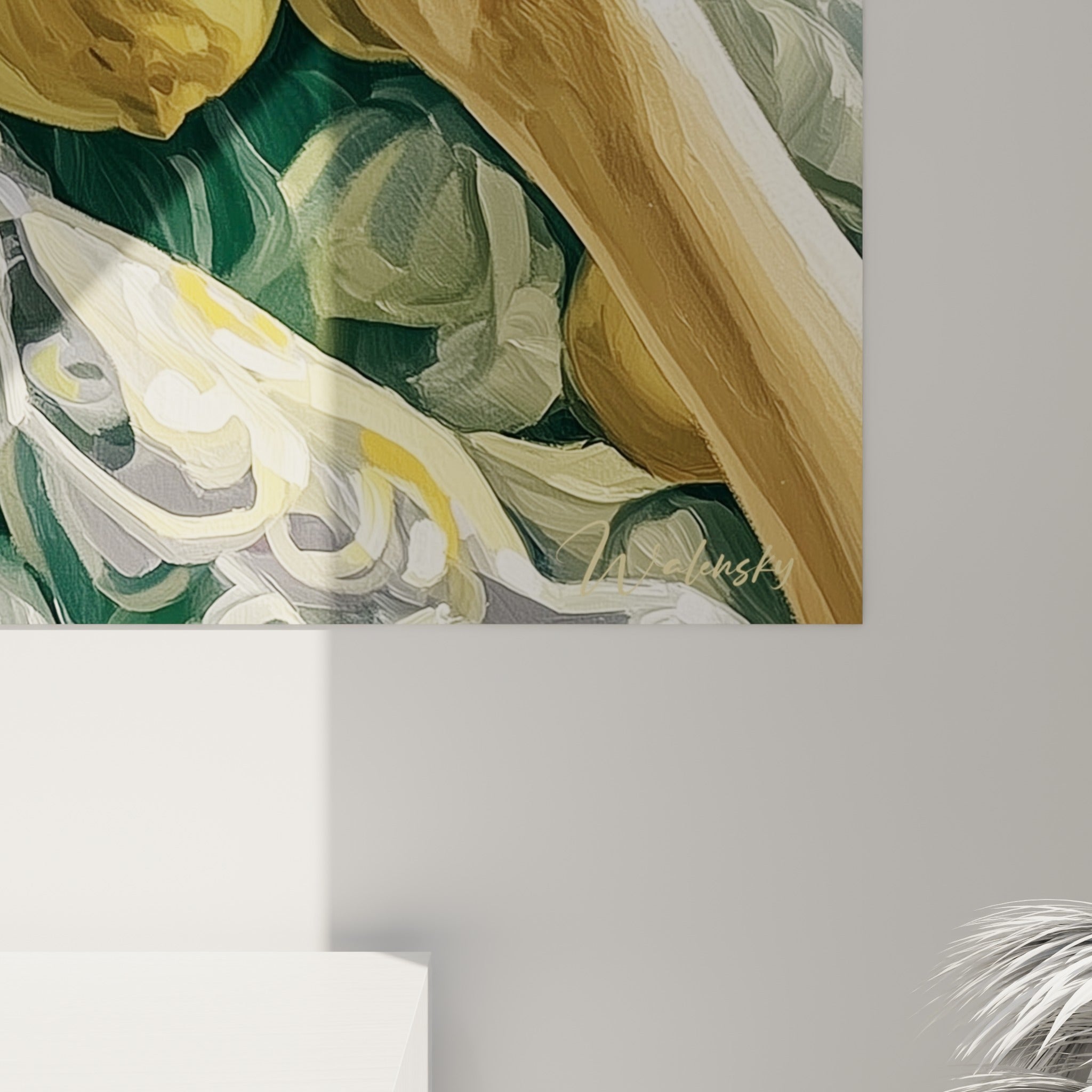 Détail des touches picturales jaune doré et vert olive sur le chapeau et les citrons peints