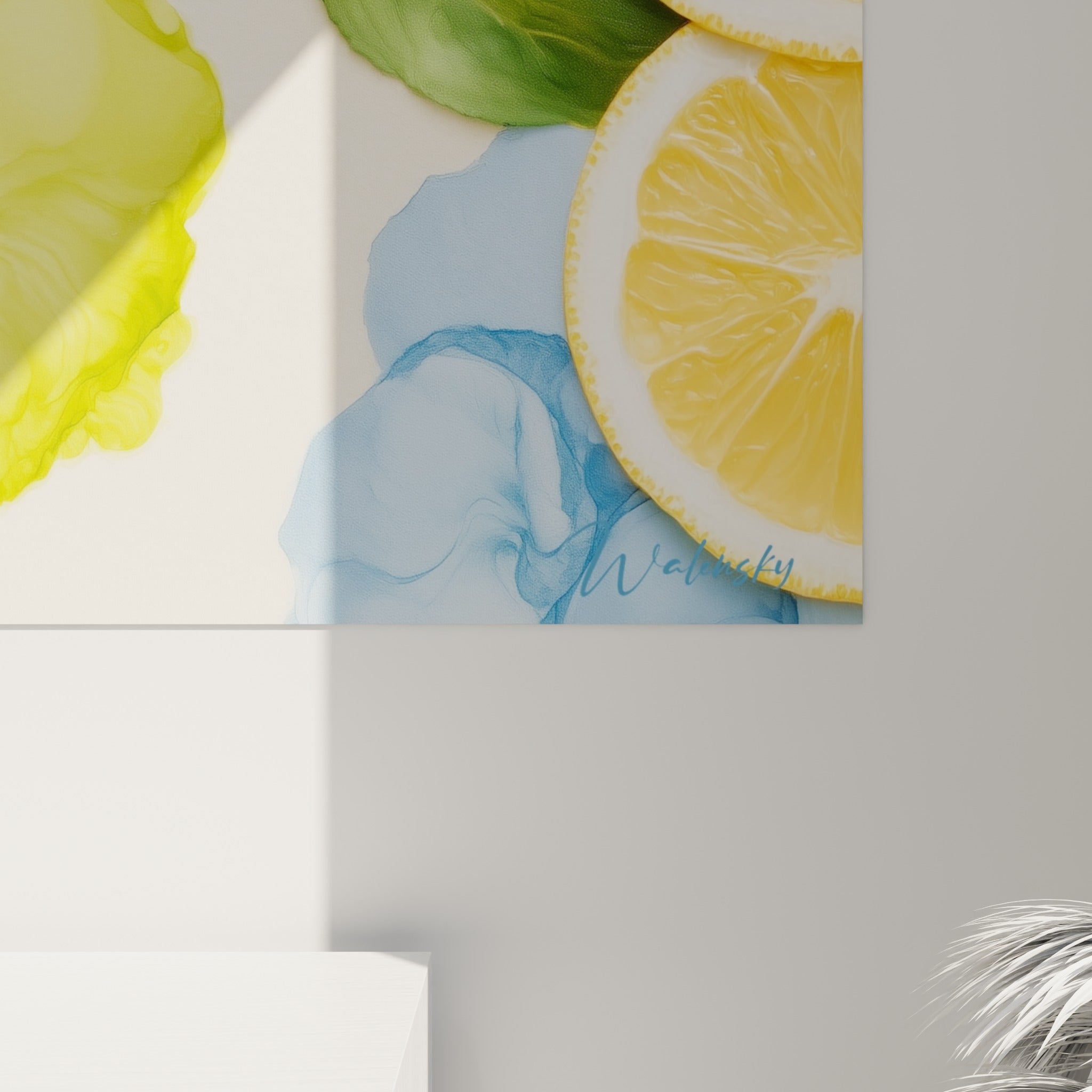 Empâtements bleu marine des pétales et coulures vert citron se mêlant en gros plan sur la toile