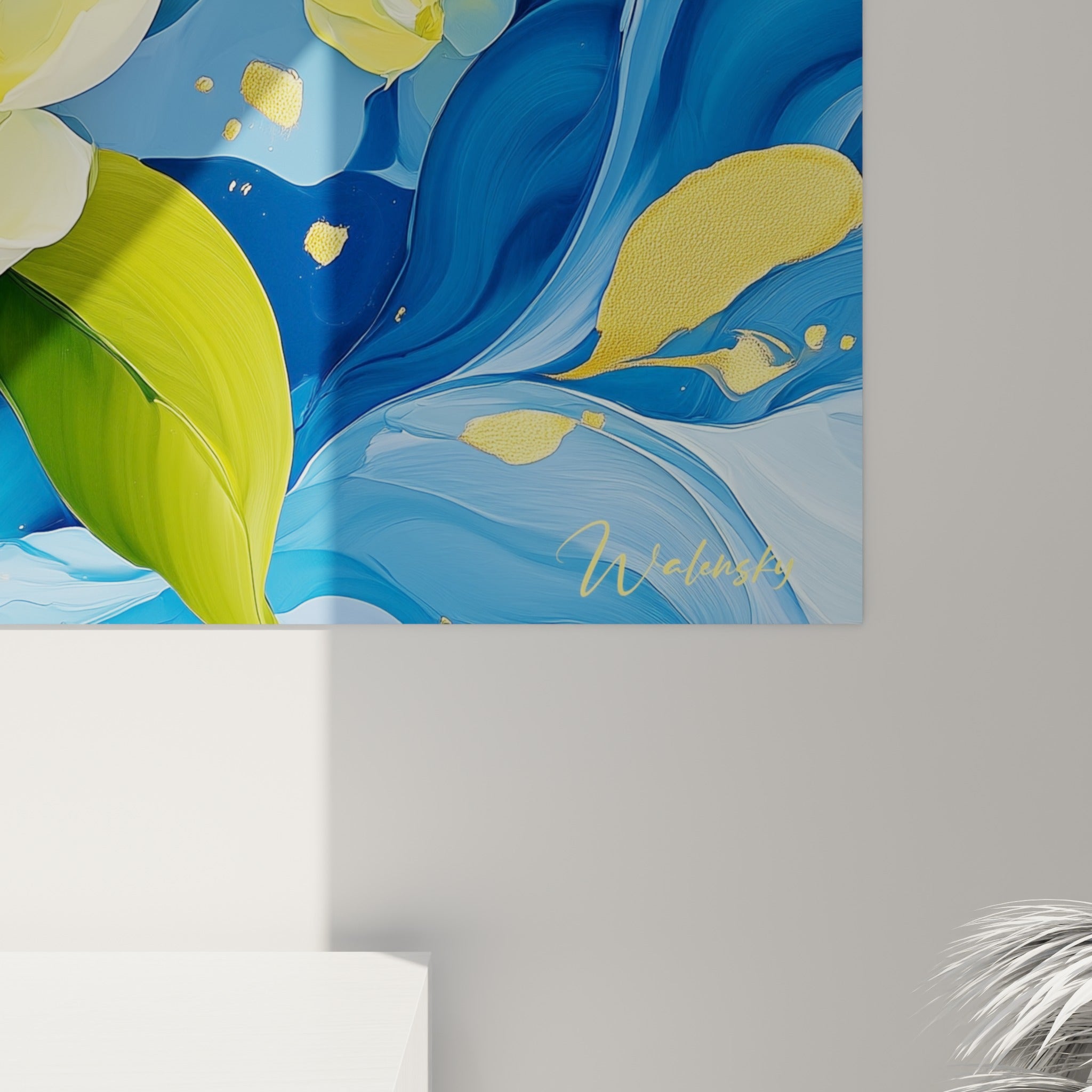 Grain de peinture révélant les nuances bleu marine et jaune doré aux reflets métallisés de la toile