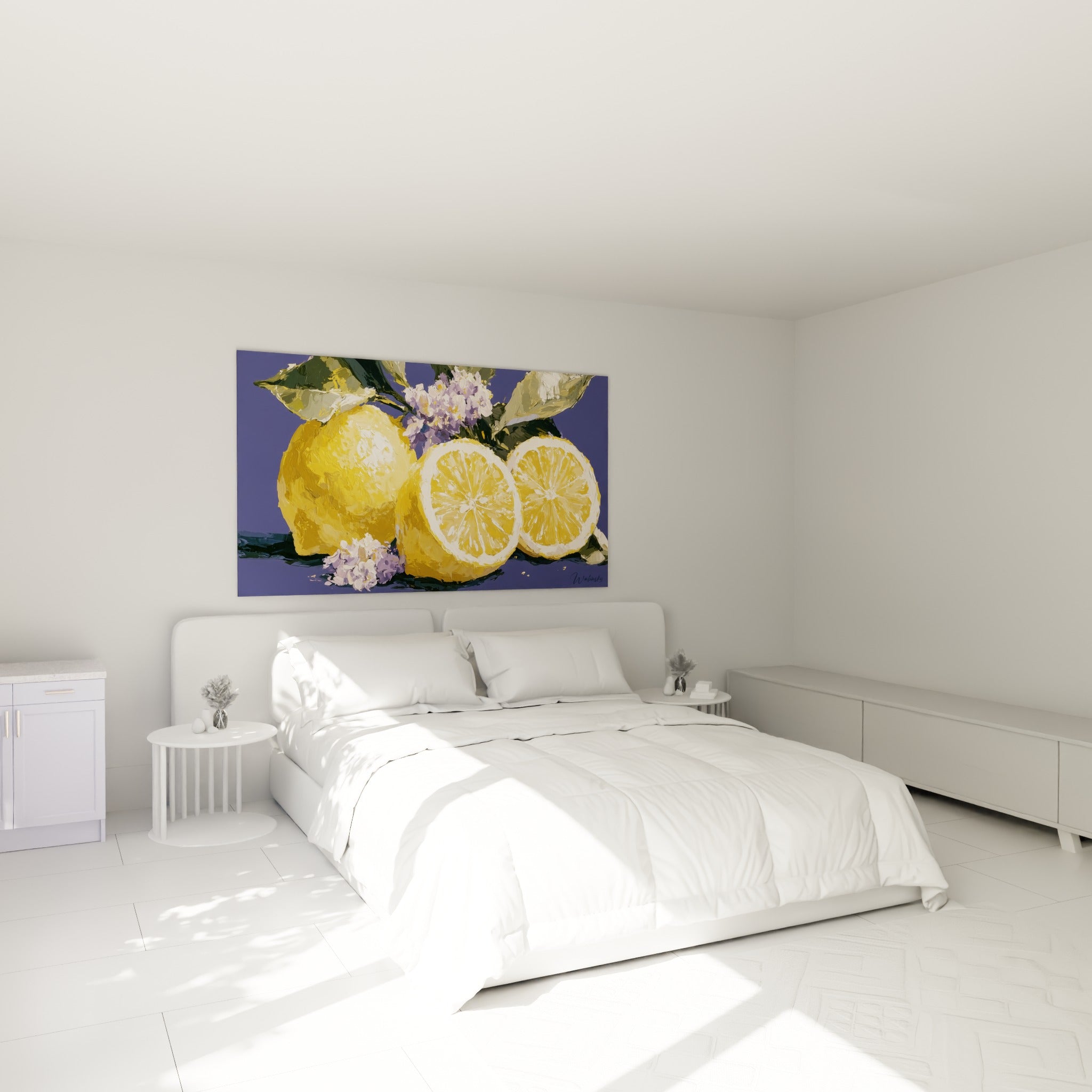 Nature morte de citrons jaunes et fond bleu lavande accrochée au-dessus d'un lit dans une chambre claire