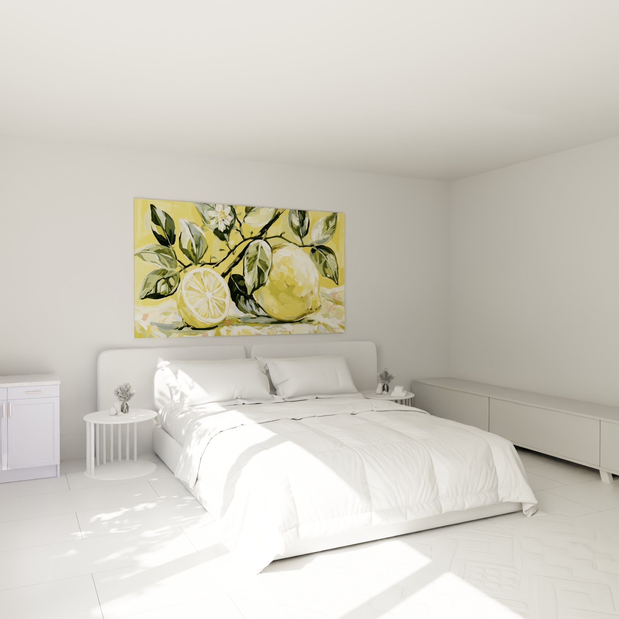 Branche de citronnier jaune et vert accrochée au-dessus d'un lit dans une chambre claire