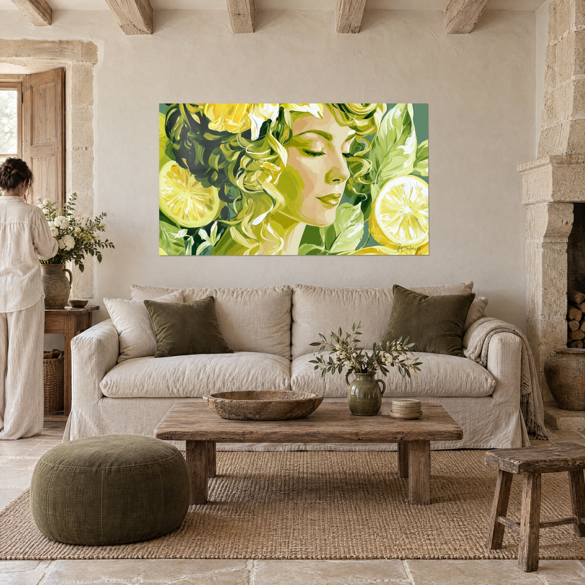 Quadro ritratto di donna dagli occhi chiusi, riccioli verde oliva e limoni gialli, persona di spalle, appeso sopra un divano in un soggiorno luminoso
