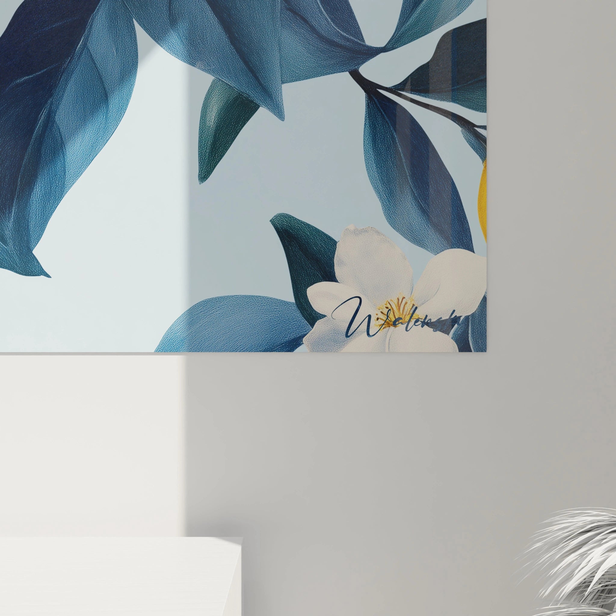 Un tableau citronnier nature mettant en scène des citrons éclatants, des feuilles aux tons bleu-gris et des fleurs délicates, sur un fond clair. Les contours sont nets et les couleurs contrastées.