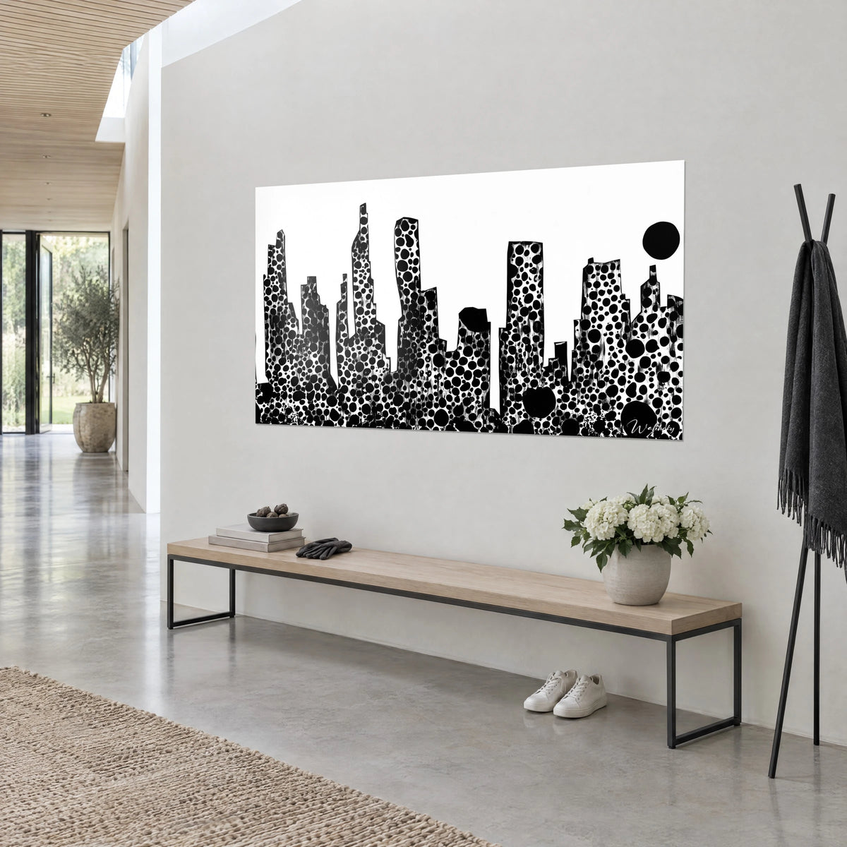 Schilderij skyline van torens bespat met zwarte inkt op puur wit, volle maan rechts, houten bank, aan de muur van een lichte hal
