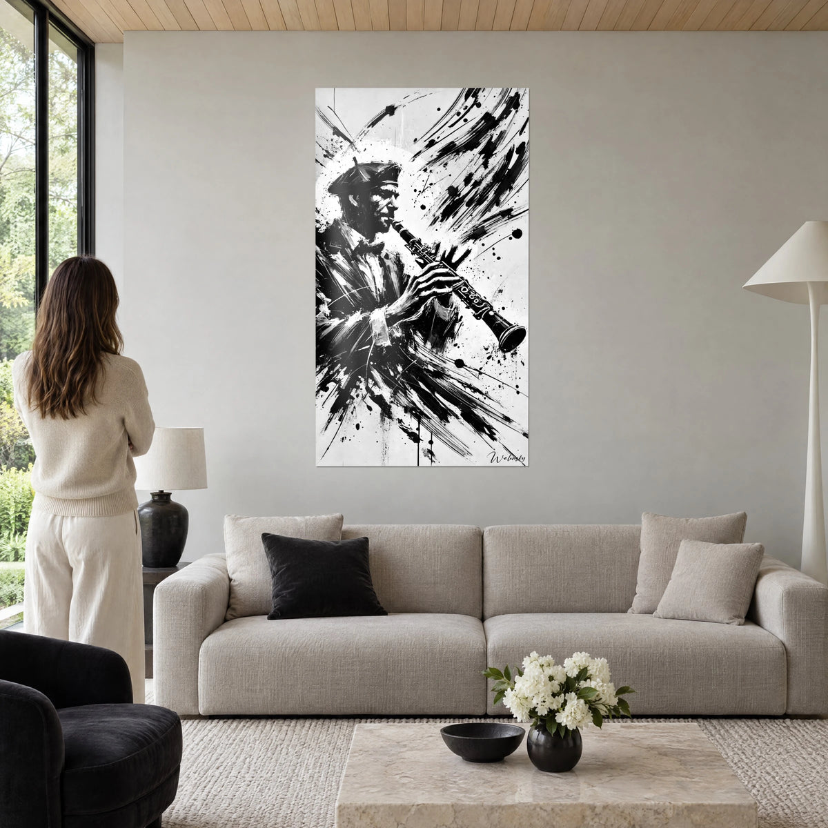 Quadro clarinettista con basco nero, schizzi d'inchiostro su fondo bianco, sopra un divano in un soggiorno luminoso