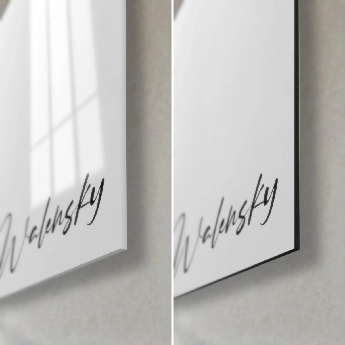 Gemälde Violinschlüssel aus schwarzem Rauch, unten rechts Walensky-Signatur in schwarzer Schreibschrift, glänzendes Glas spiegelt das Fenster, mattes graues Dibond