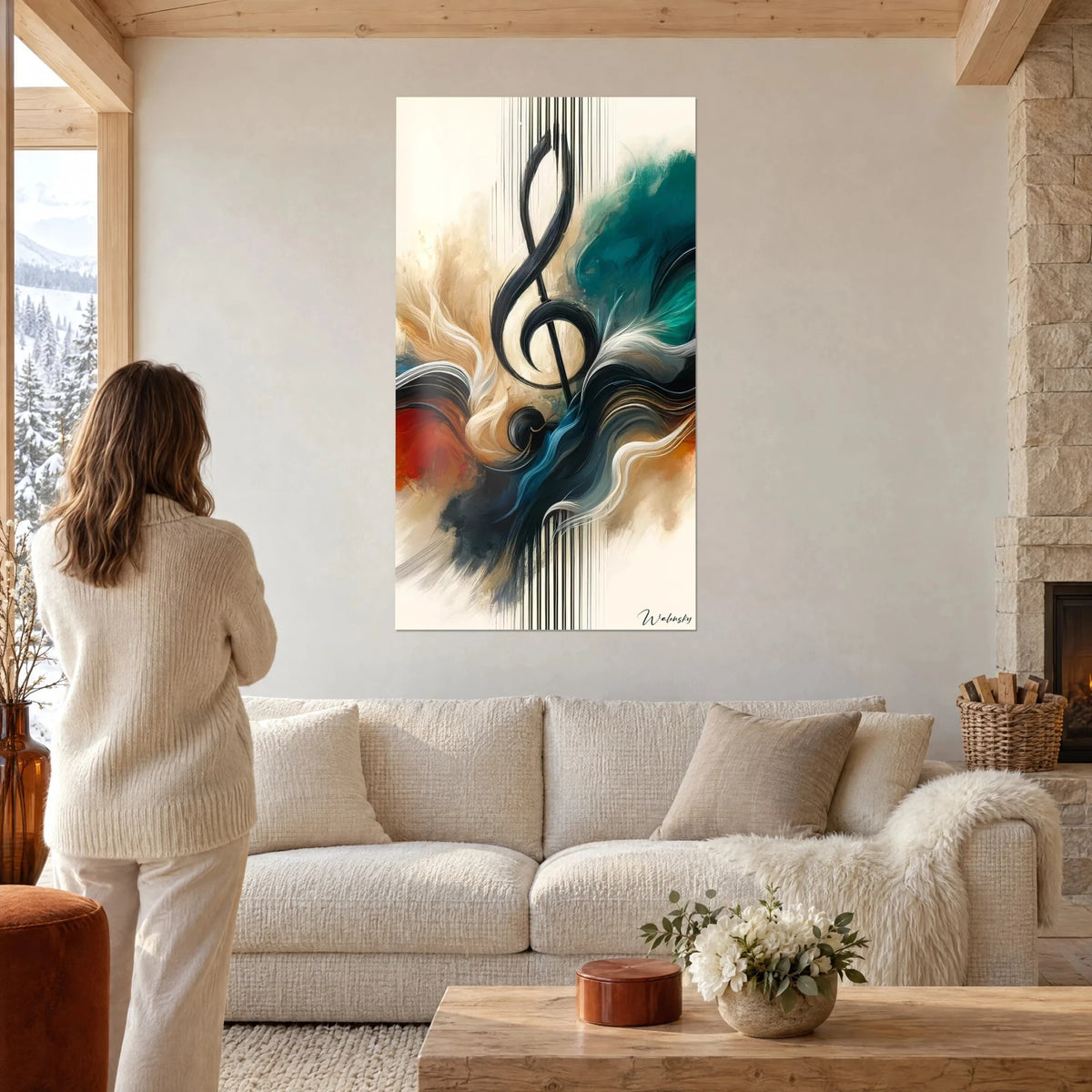 Quadro con chiave di violino nera a pennellate, nuvole ocra e verde smeraldo, donna di spalle sopra un divano in un soggiorno luminoso