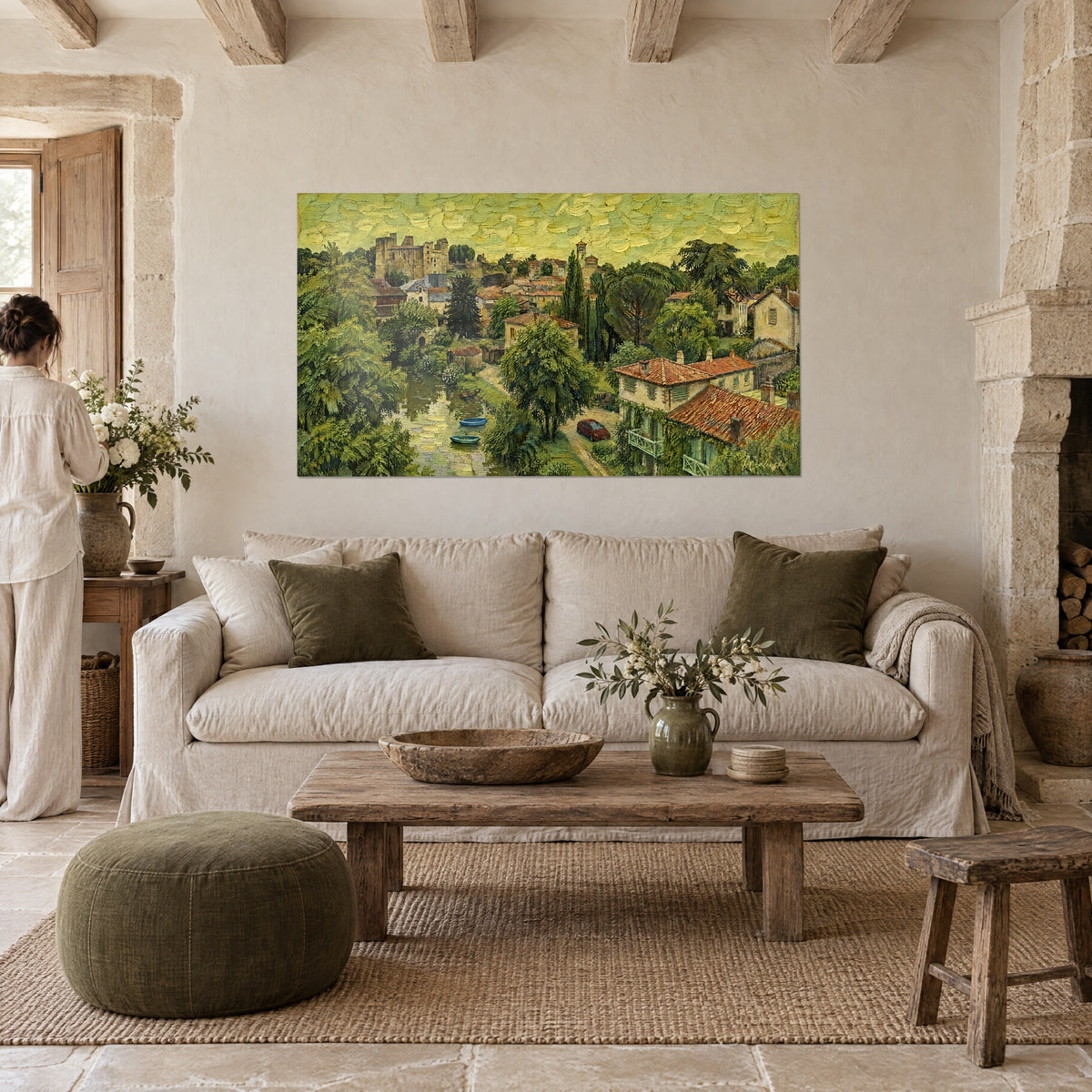 Quadro di un castello medievale in rovina su una collina verde e ocra, barche azzurre sul fiume, sopra un divano in un soggiorno luminoso