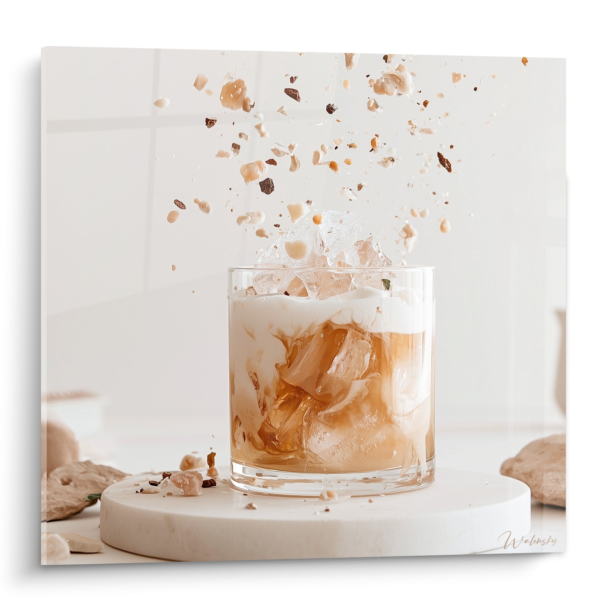 Verre ambré et crème éclaboussant d'éclats caramel, posé sur marbre blanc lumineux