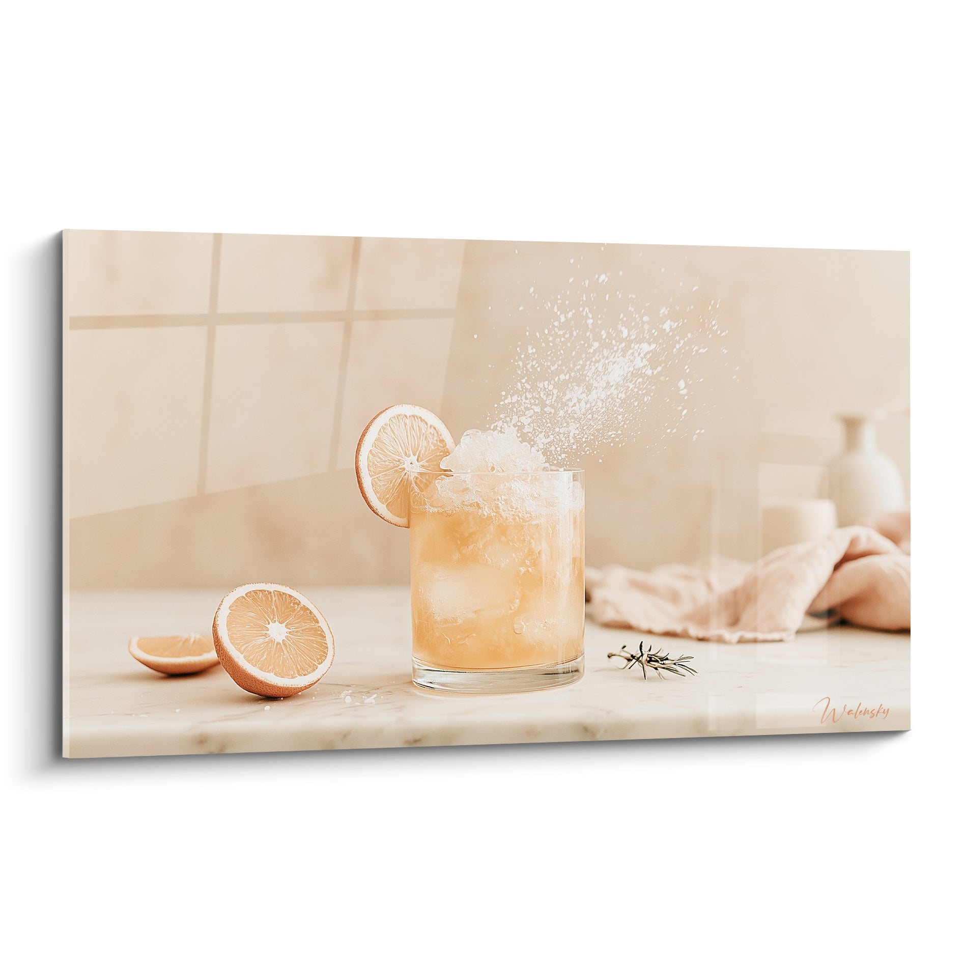 Verre de cocktail ambré et orangé, glace pilée en éclaboussure sur fond beige lumineux