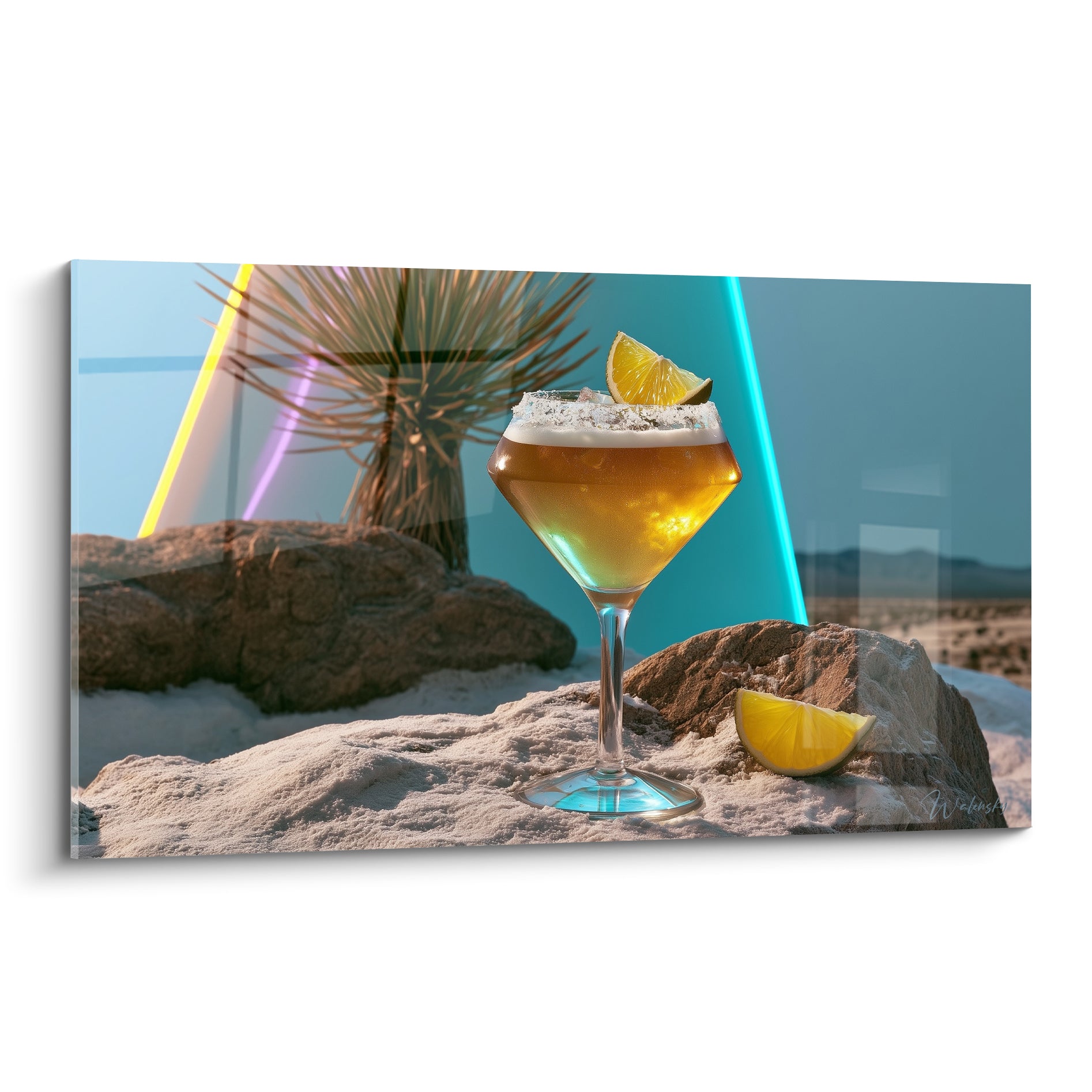Verre à cocktail ambré et turquoise posé sur un rocher, néons violets en fond désertique