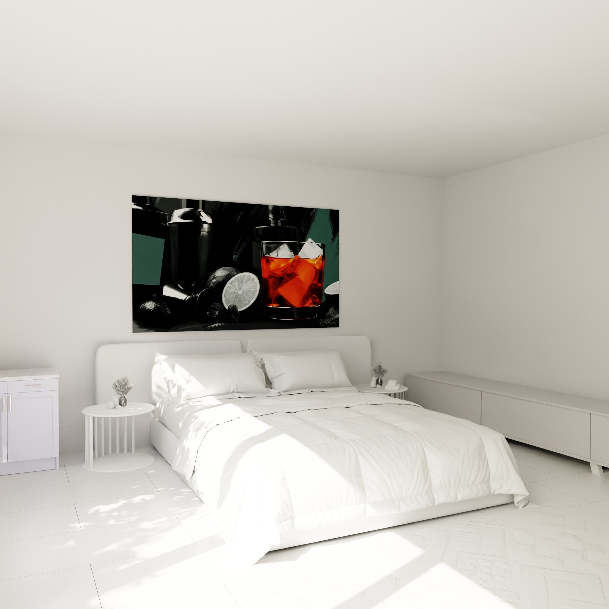Cocktail orangé aux reflets noirs et verts, accroché au-dessus d'un lit dans une chambre claire