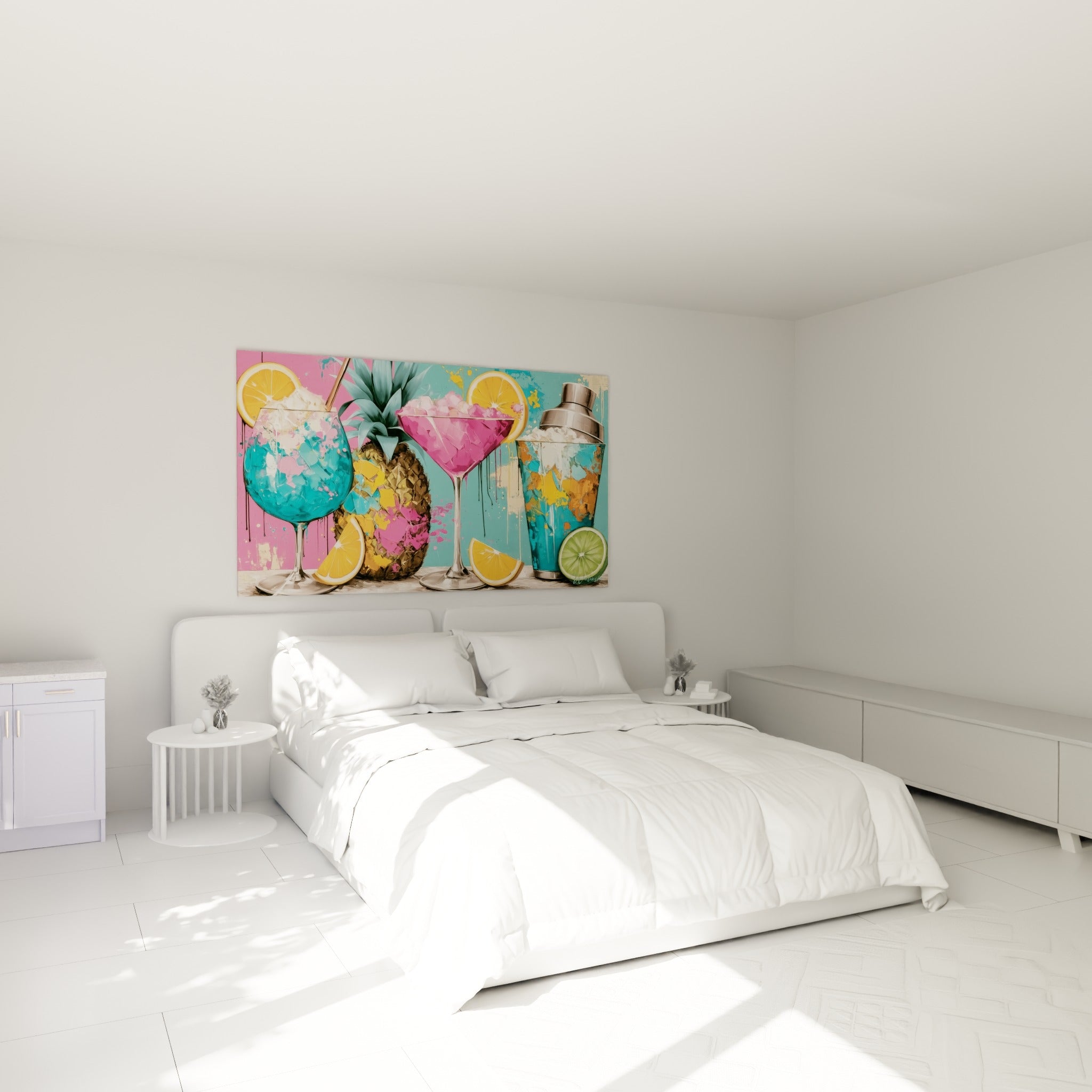 Ananas doré et cocktails roses peints en larges touches, suspendus au-dessus d'un lit dans une chambre claire