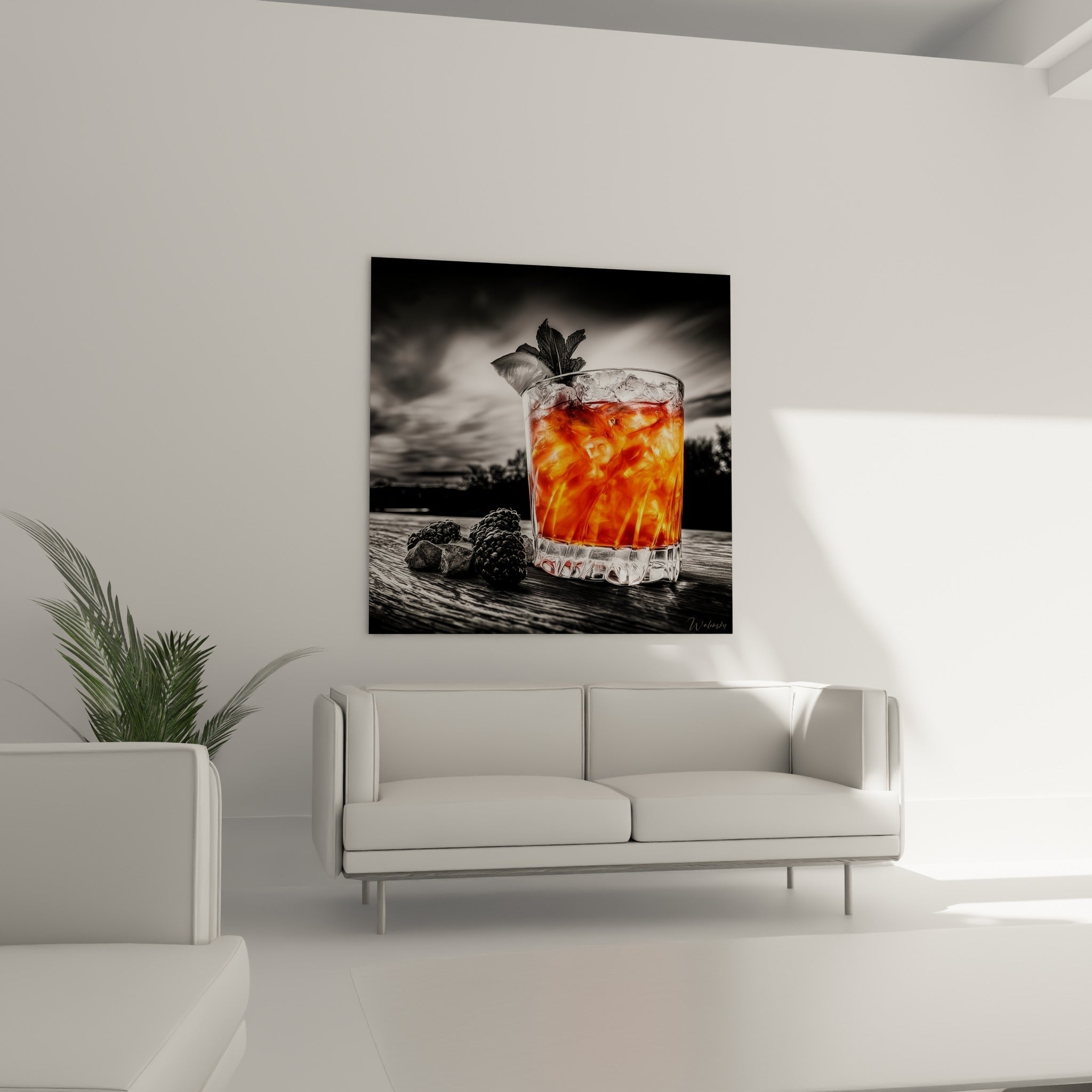 Breuvage orange vif entouré de mûres sombres, accroché au-dessus d'un canapé dans un salon lumineux