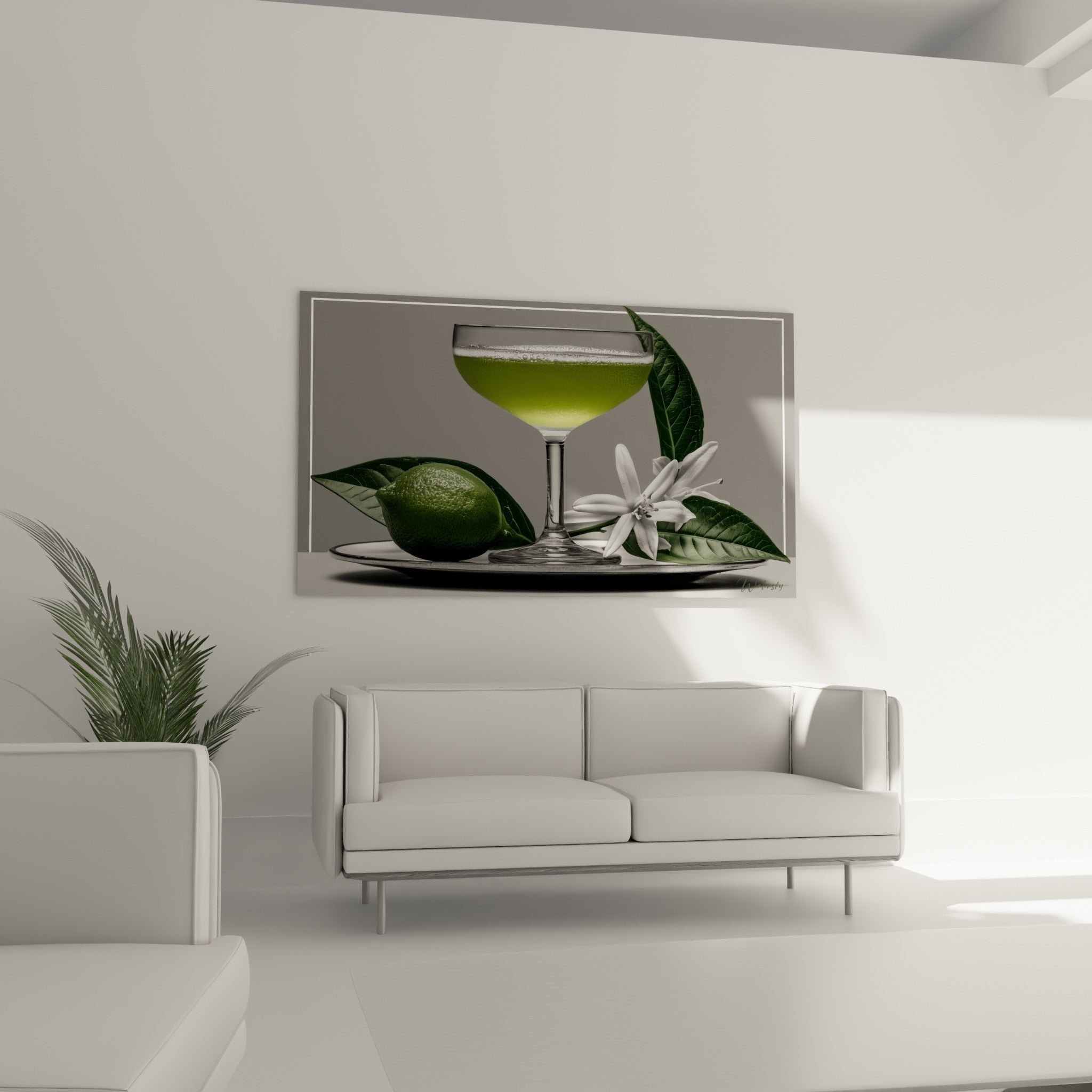 Fleur blanche et cocktail vert vif dans une coupe en cristal au-dessus d'un canapé dans un salon lumineux