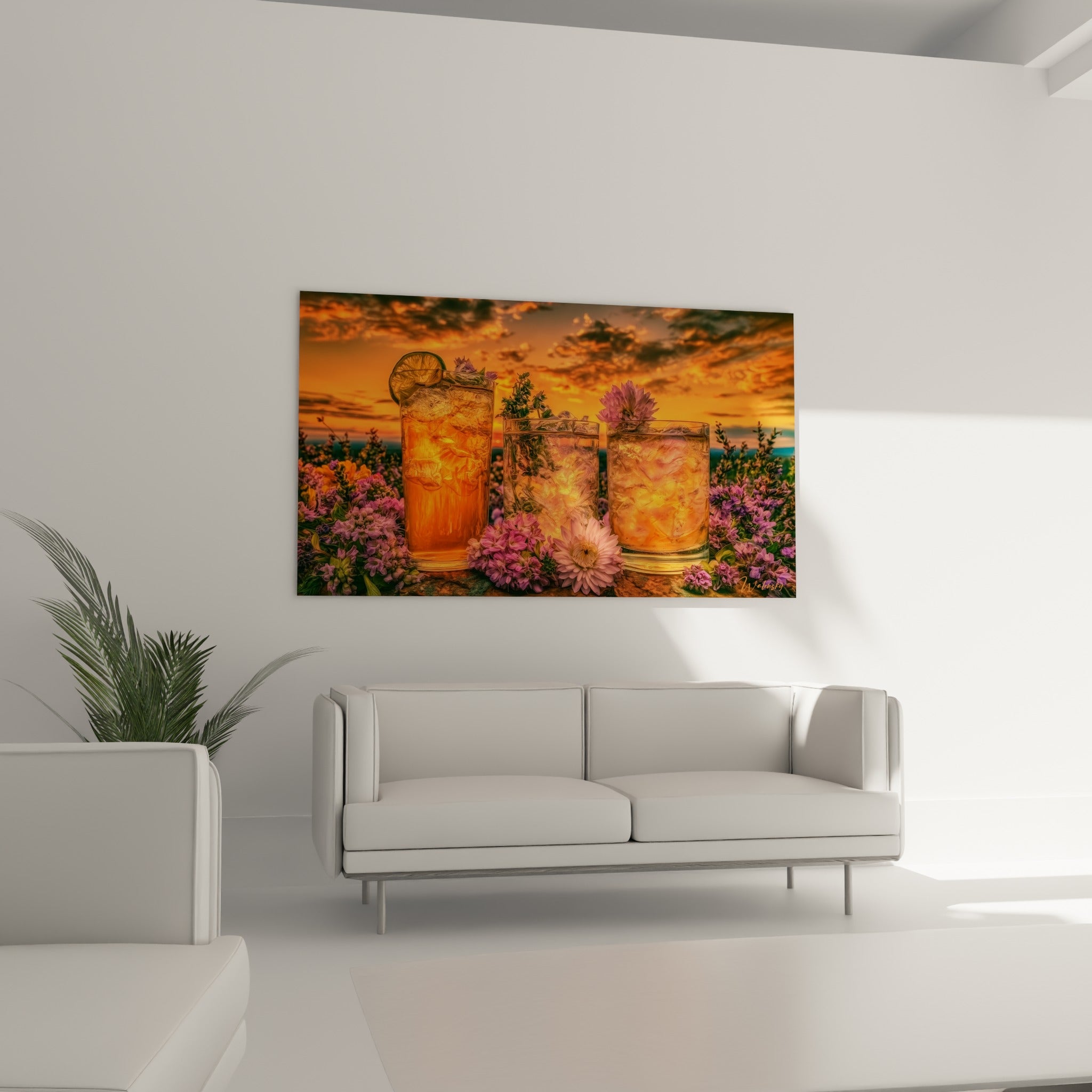 Boissons ambrées et bouquet mauve accompagnant un canapé dans un salon lumineux et accueillant