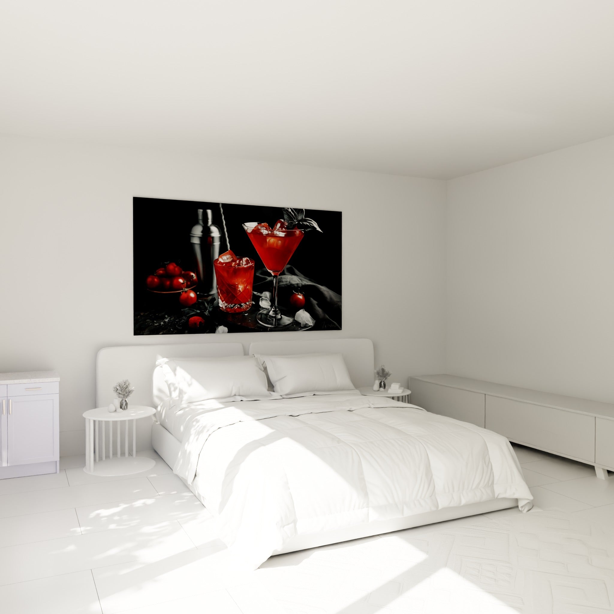 Verres de cocktail rouge vif et glaçons scintillants au-dessus d'un lit dans une chambre claire
