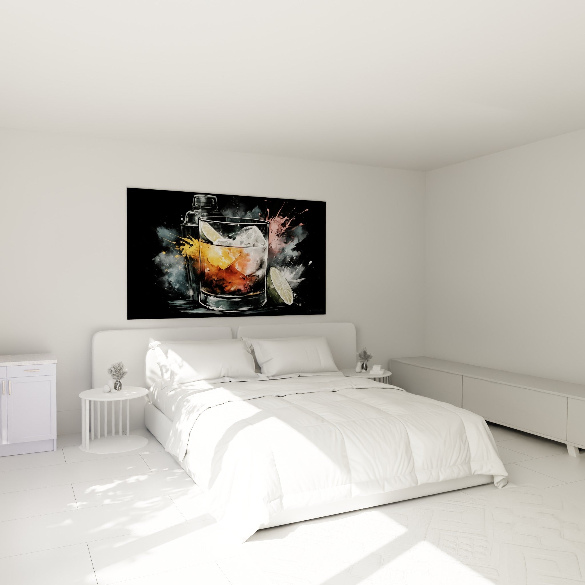 Cocktail doré et citron vert dans un décor éclaboussé, accroché au-dessus d'un lit dans une chambre claire