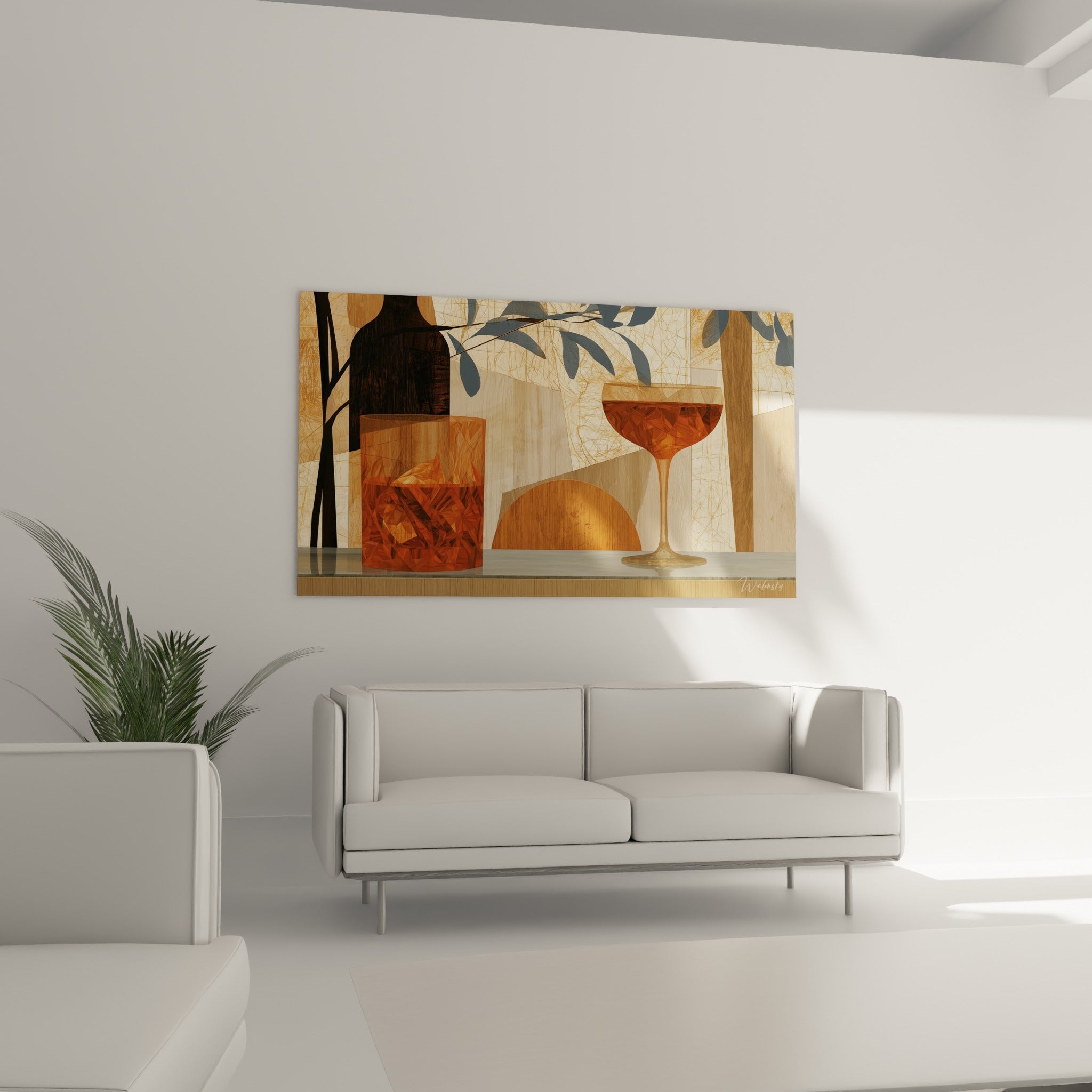 Composition graphique cocktail ambrée et bleu marine, au-dessus d'un canapé dans un salon lumineux