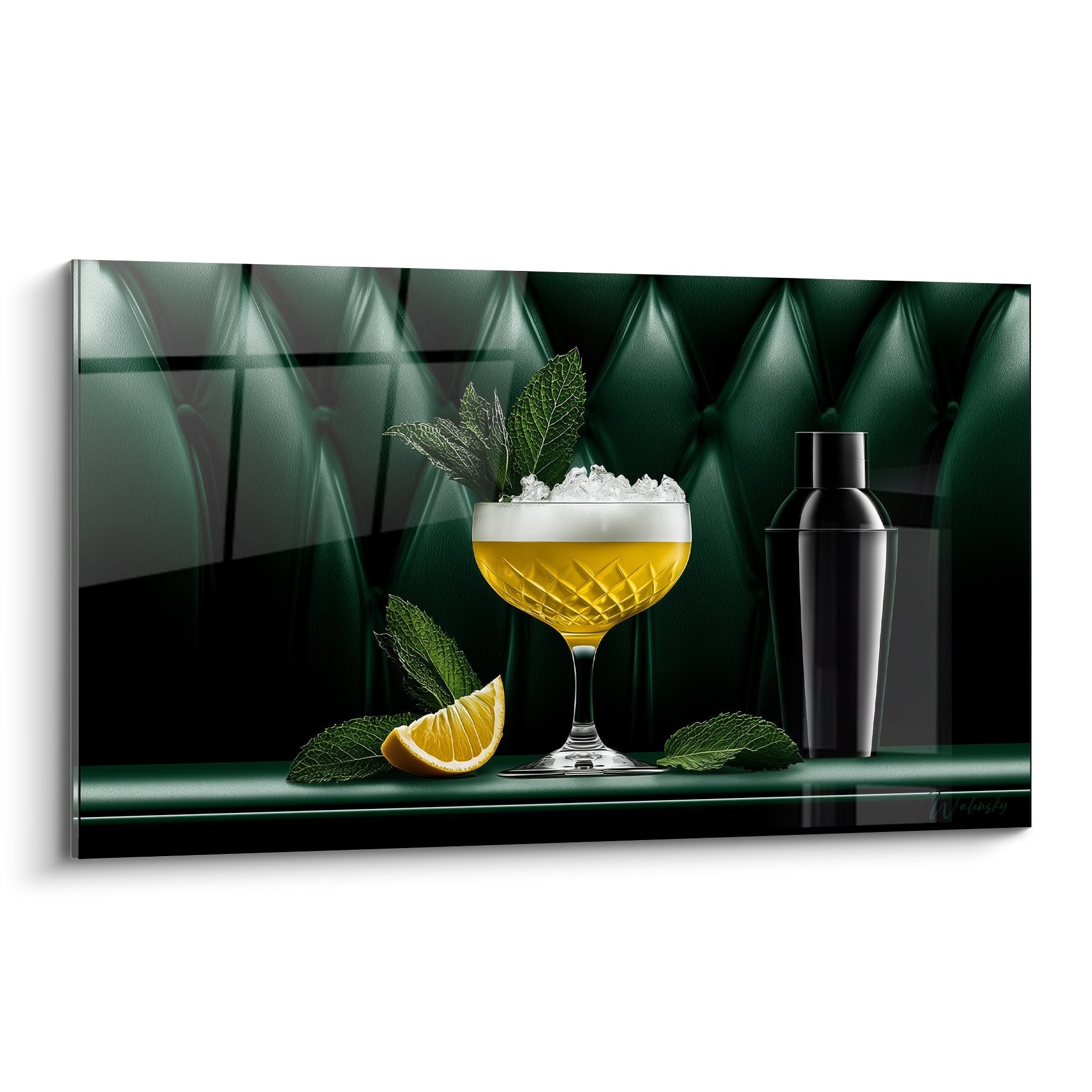 Coupe cocktail dorée et mousse blanche sur fond capitonné vert émeraude, mise en lumière