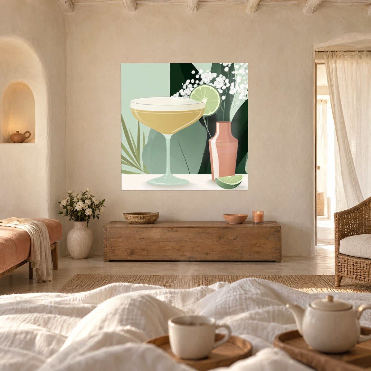 Schilderij glas op voet gevuld met honingkleurige likeur, zalmroze shaker en witte bloemen, boven een bed in een lichte slaapkamer