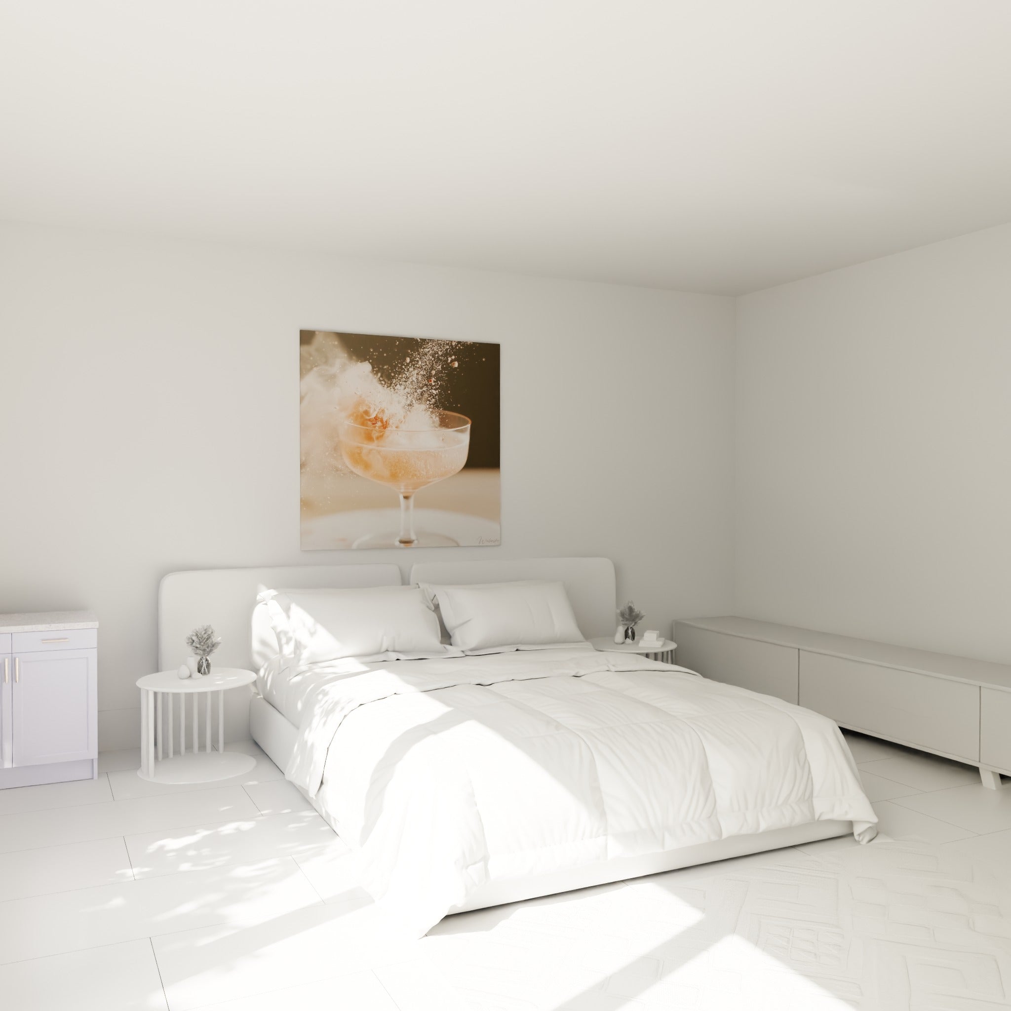 Coupe de cocktail pêche et poudre dorée en suspension, accrochée au-dessus d'un lit dans une chambre claire