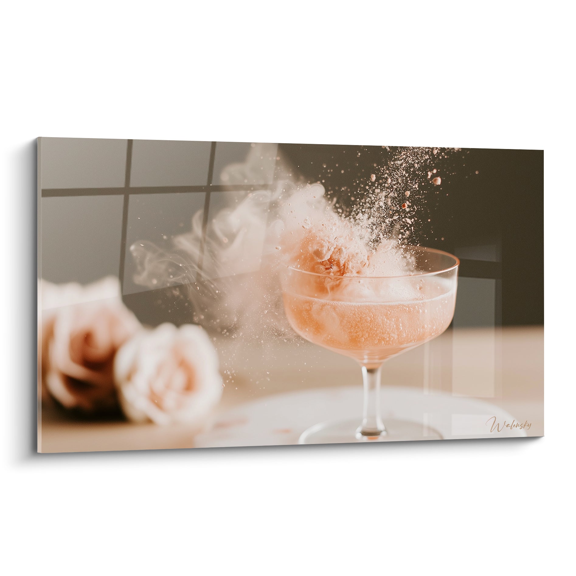 Coupe rose pêche et fumée blanche explosant en particules dorées sur fond anthracite quadrillé