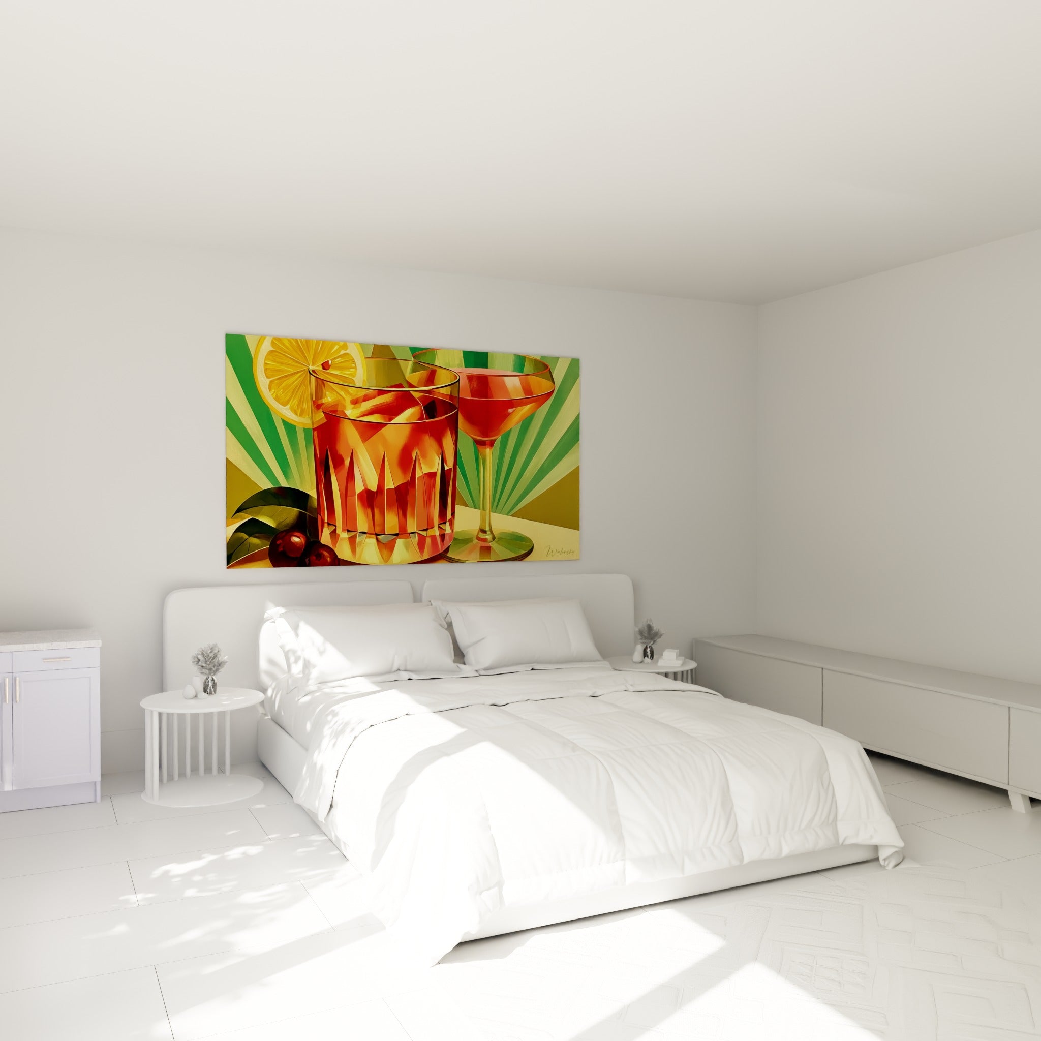 Coupe rouge orangée et verre taillé doré accrochés au-dessus d'un lit dans une chambre claire