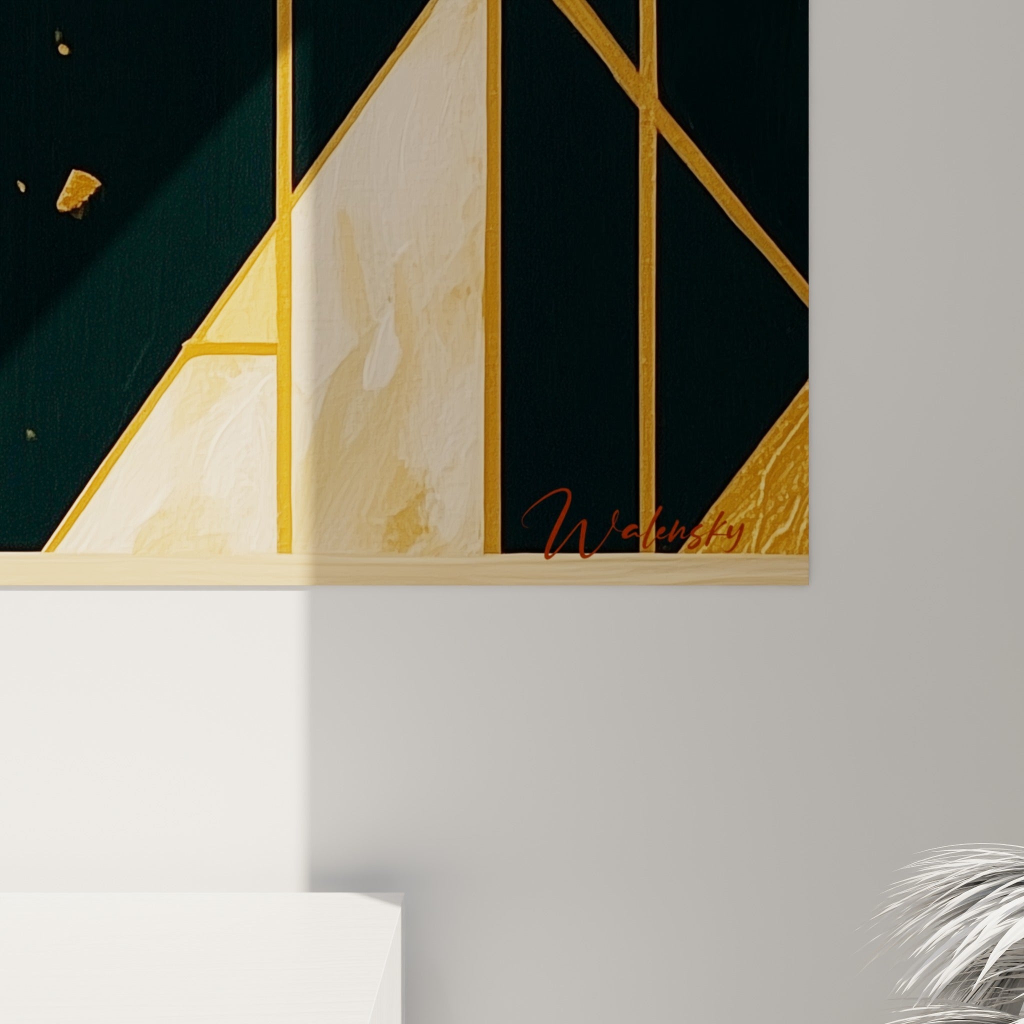 Détail des éclats dorés et de la texture peinte du verre ambré sur fond anthracite structuré