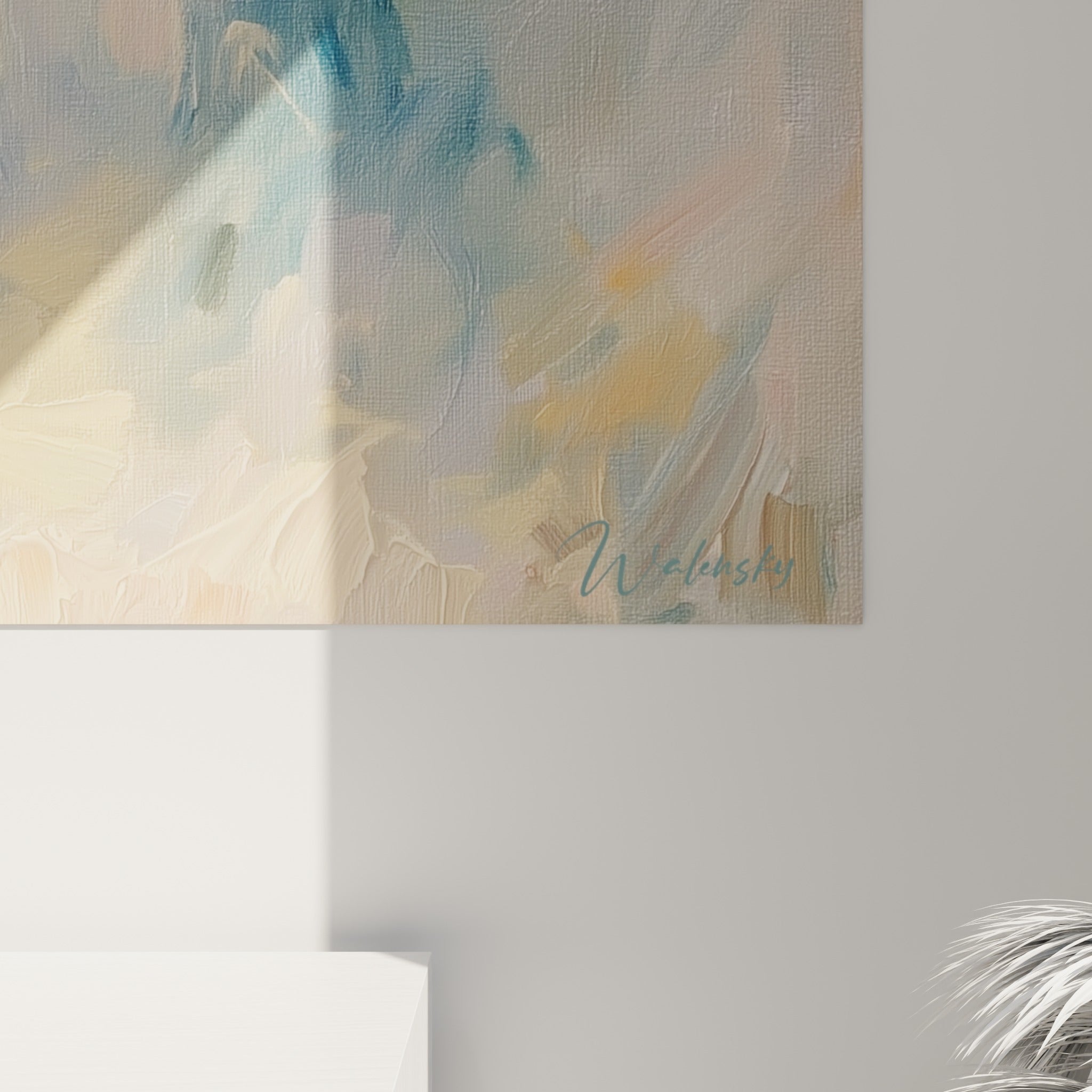 Détail des empâtements crémeux et coulures orangées sur fond bleu pastel de cette toile cocktail