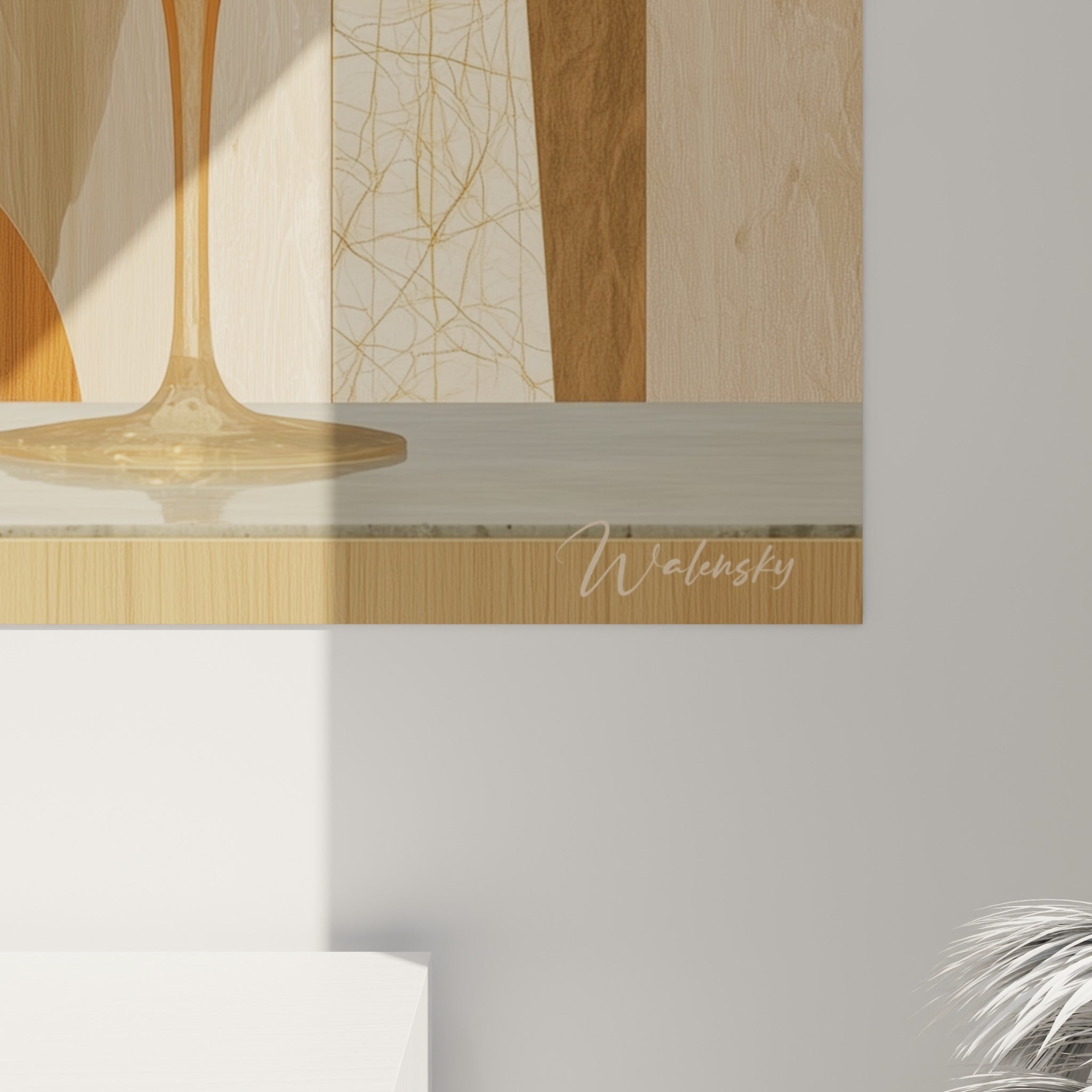 Détail des facettes cristallines orange et des textures dorées de ce tableau cocktail accroché