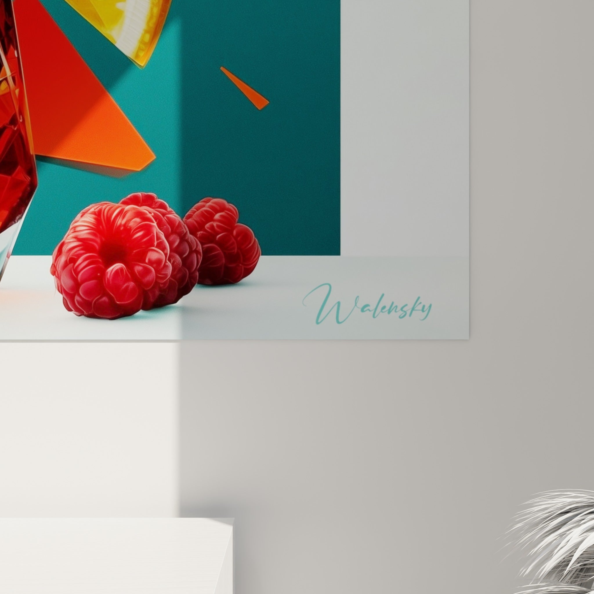 Détail des facettes cristallines du verre, jeux de lumière orange et rouge framboise sur fond sarcelle texturé