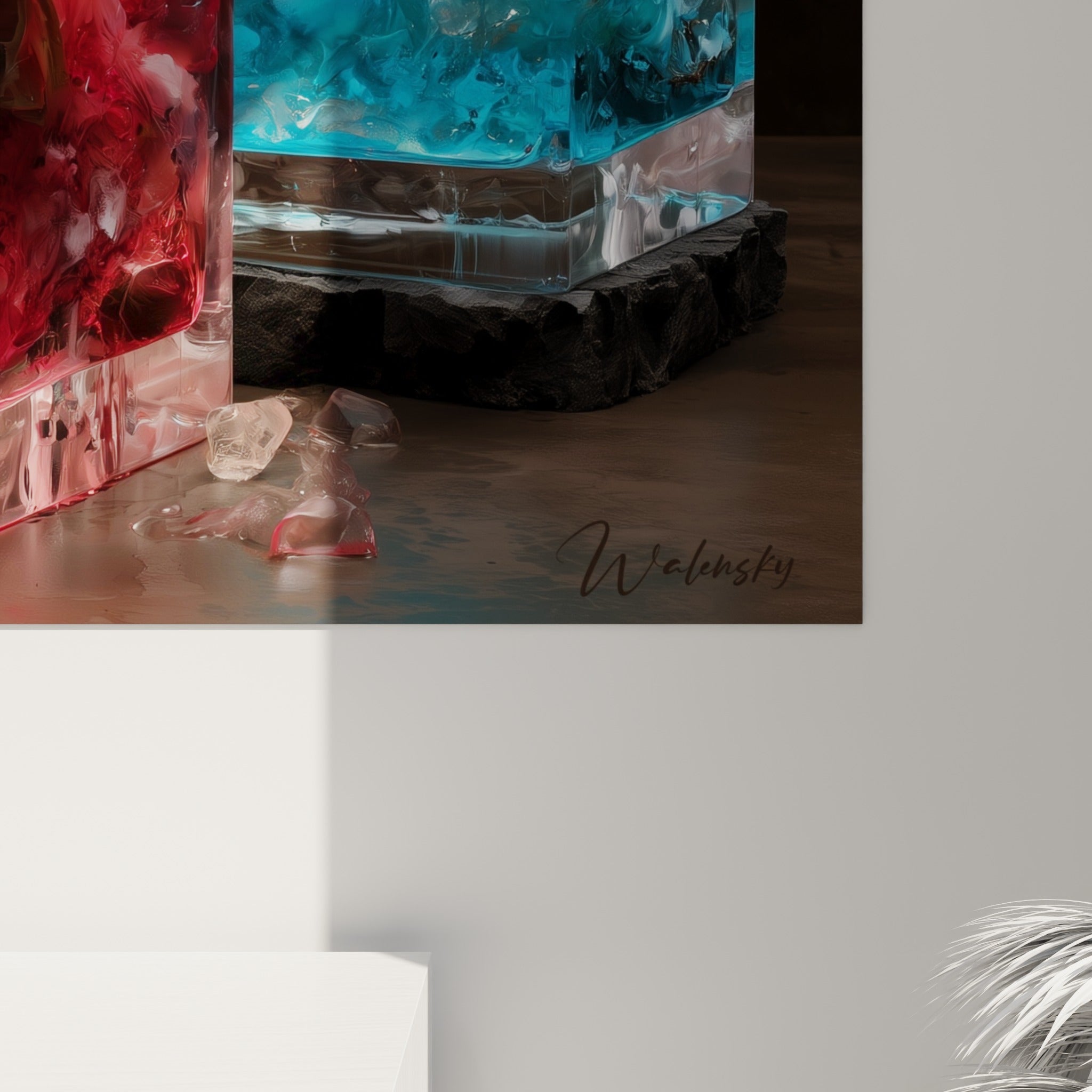Détail des glaçons translucides et de la flamme orangée léchant le zeste d'agrume du cocktail ambré