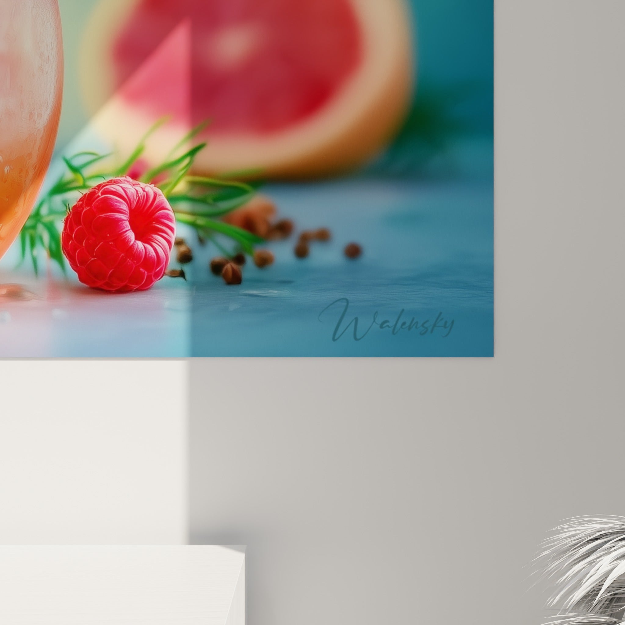 Détail des glaçons translucides et des framboises rouges sur le verre corail, matière glacée et lumineuse