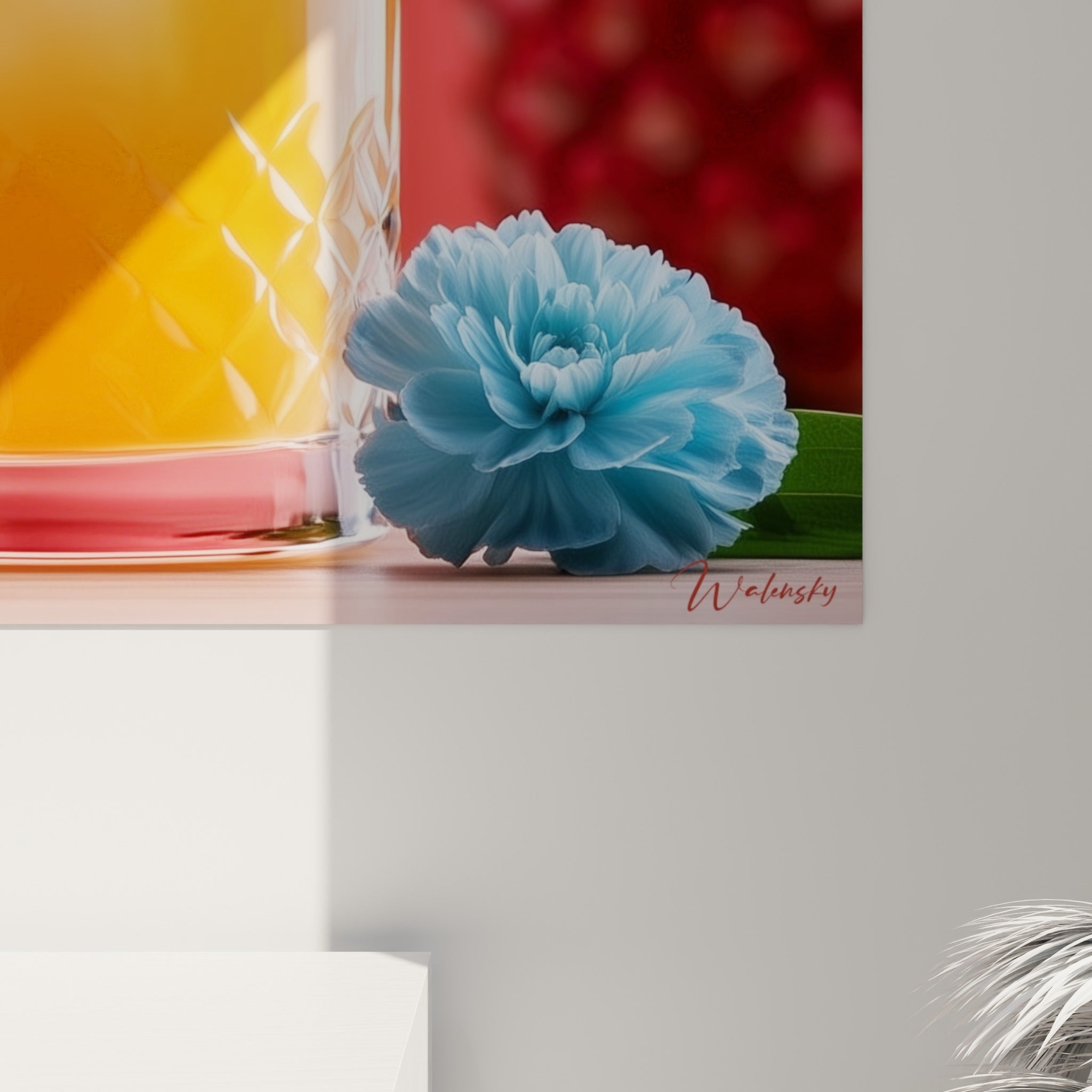 Détail du verre taillé, glaçons translucides et pétales bleu pastel aux textures fines et lumineuses