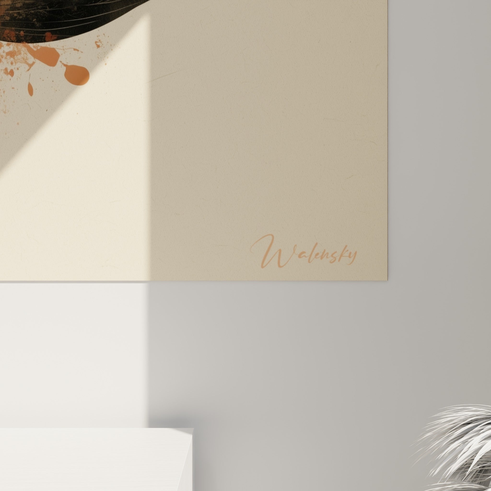 Détail des lignes fines et éclaboussures orangées sur fond beige sable révélant le grain de l'impression