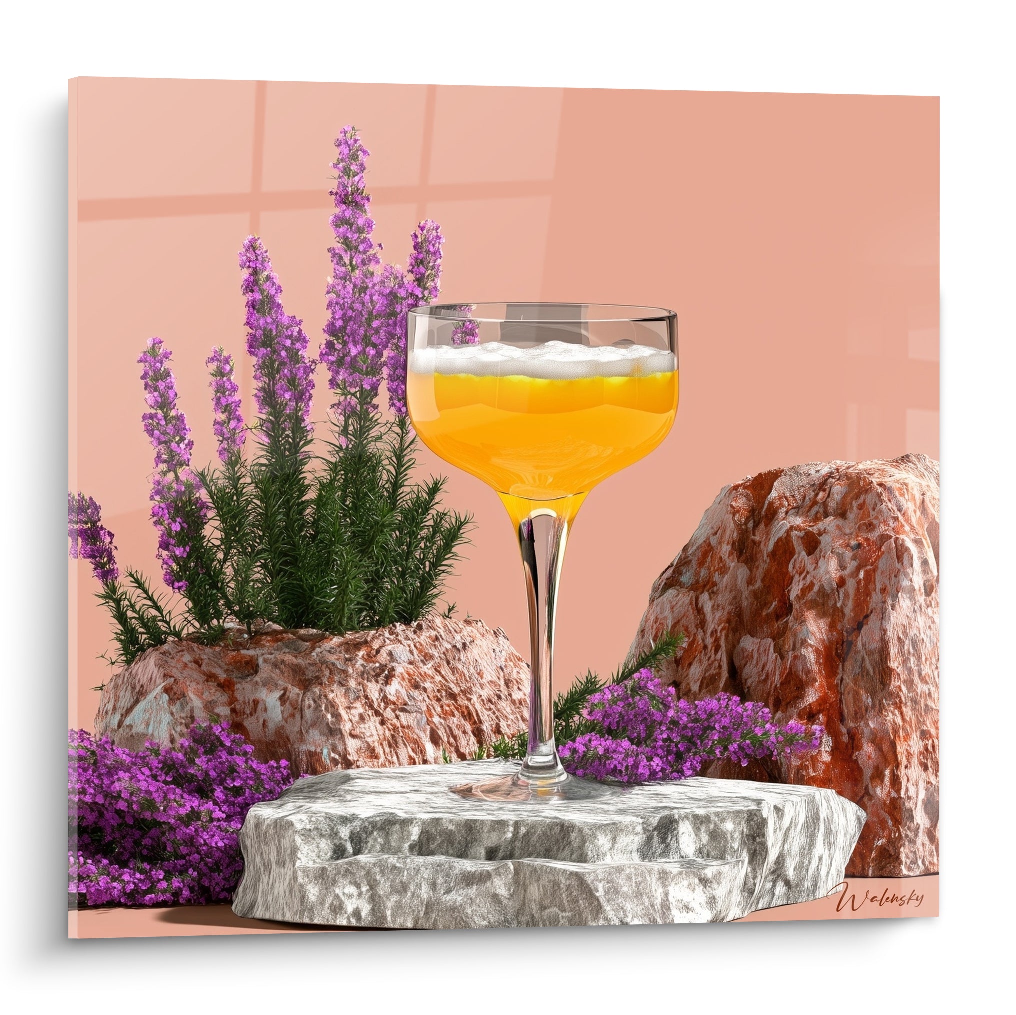 Coupe dorée à mousse blanche entourée de bruyère mauve et de rochers terracotta sur fond rose