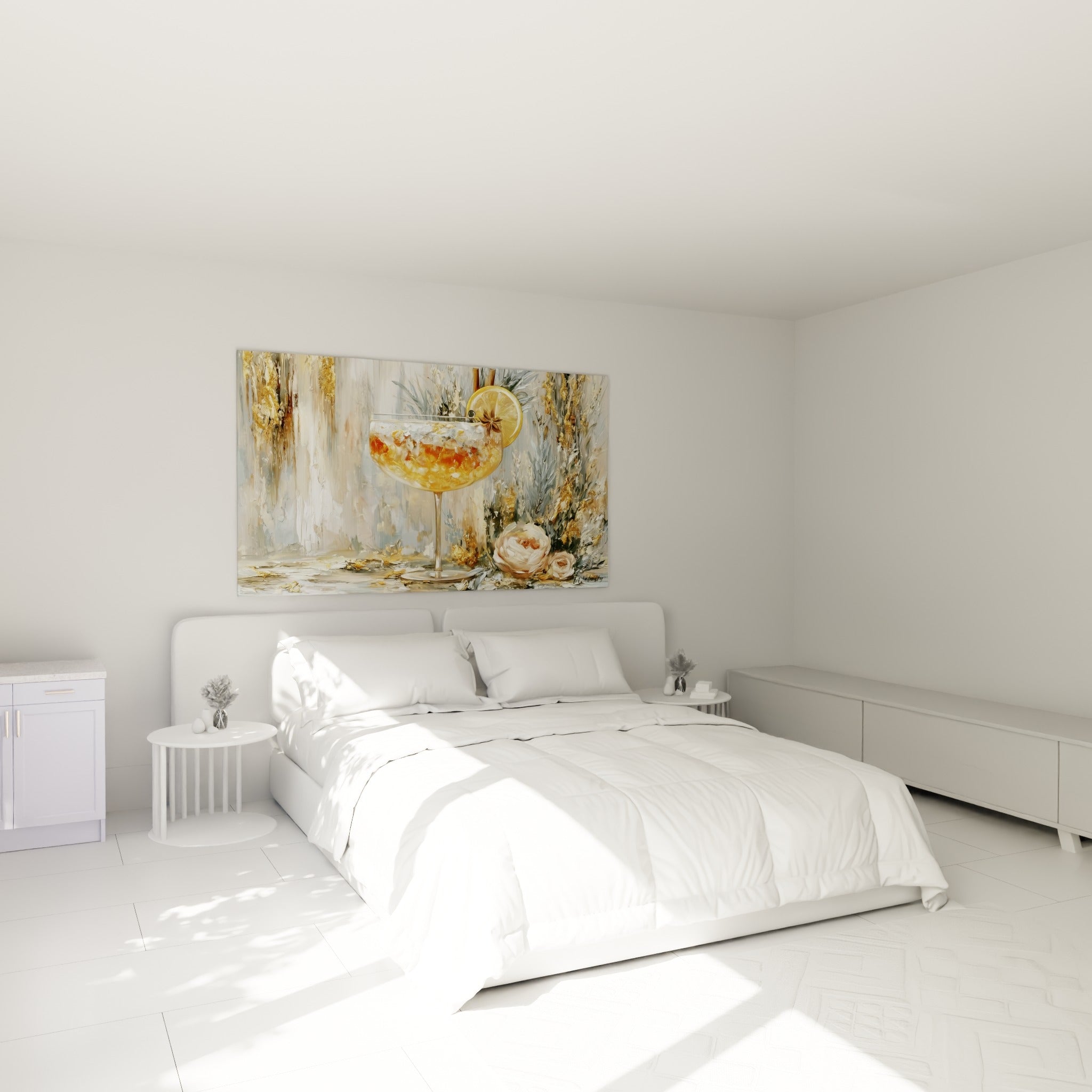 Cocktail doré aux roses poudrées surplombant un lit dans une chambre claire